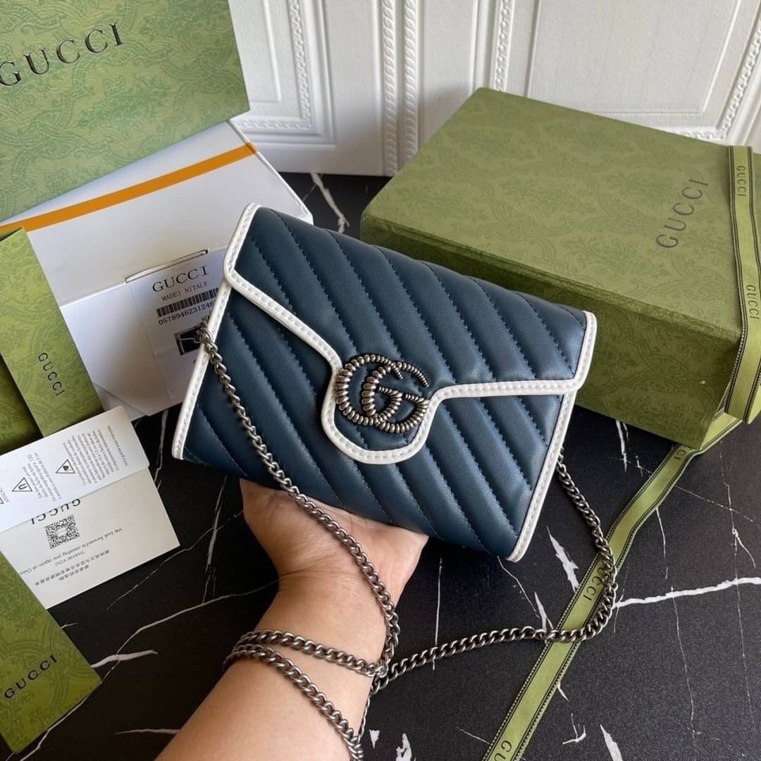 หนังแท้ GG Marmont matelassé mini bag พร้อมส่งที่ไทย GUCCI Wallet on Chain ภาพสินค้าถ่ายจากงานขายจริง รุ่นนี้หนังสวยมากค่ะ ละมุนที่สุด ใส่บัตร ใส่แบงค์ได้ รับรองว่าจะเป็นกระเป๋าที่จะหยิบใช้งานได้บ่อยๆ รับประกันความสวยปังค่าาา