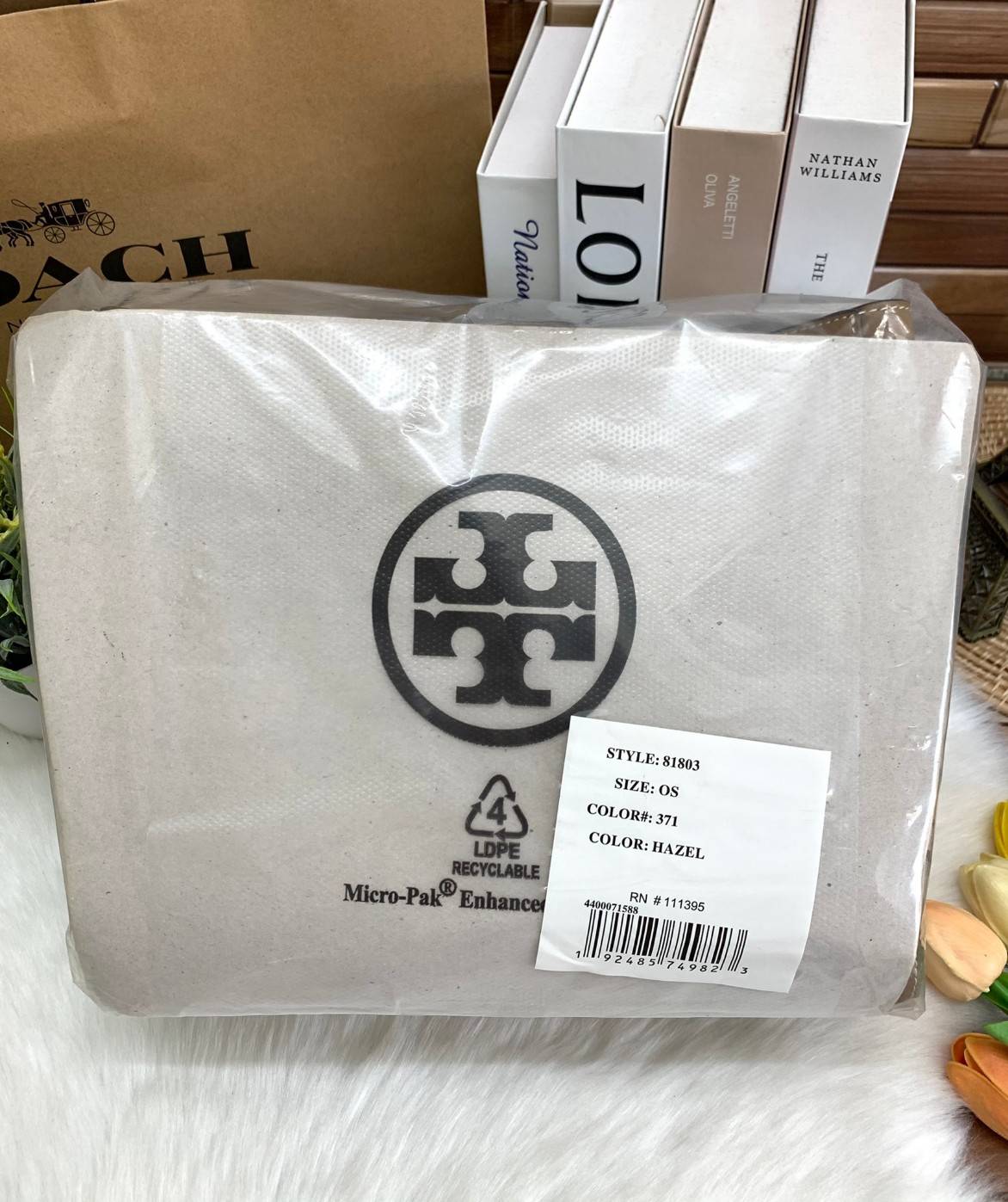 OUTLET 】Tory Burch T Monogram Jacquard Tote Bag ใบใหญ่ใส่จุมากค่ะสาวๆ! พร้อมส่ง! กระเป๋าที่สามารถใช้ได้กับทุกๆวัน วัสดุJacquard+หนัง ได้ลงตัว สวยงามค่ะ ปากกระเป๋าแบบหูรูด ที่จับอะไหล่แบรนด์สวย ภายในกระเป๋ากว้างมากๆ สาวๆที่สัมภาระเยอะนี่หายห่วงไปเลยค่ะ มีช