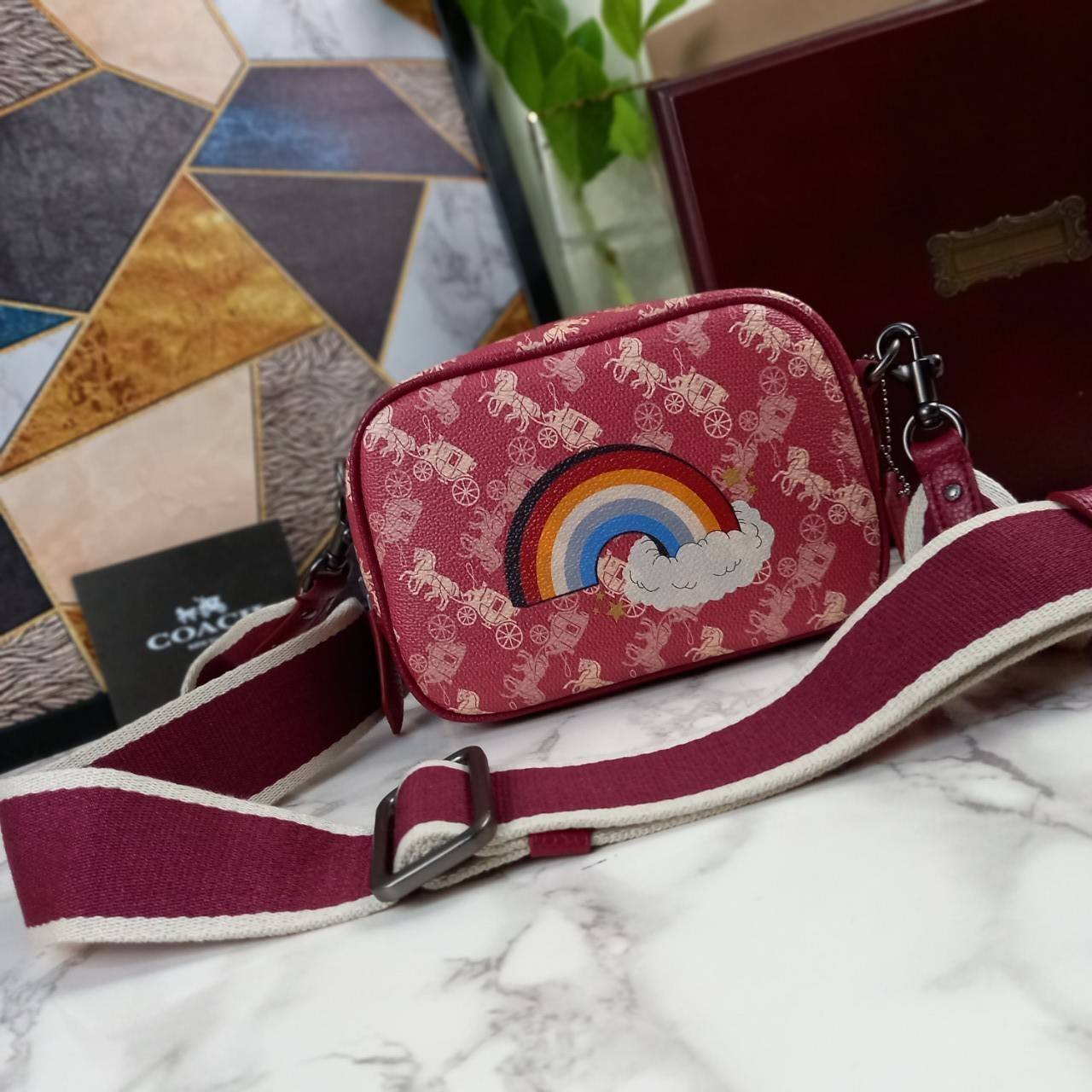 COACH Camera Bag 26, rainbow-red pattern COACH Camera Bag 16 With Horse And Carriage Print and Heart OXBLOOD (F79369 F88264) 🍁น่าใช้มากมาย รุ่นนี้มาพร้อมสายสปอร์ตใหญ่ ถอดเก็บได้ ปรับระดับได้ หนาแน่น ทนทาน จุของได้เยอะพอสมควร //วัสดุแคนวาส