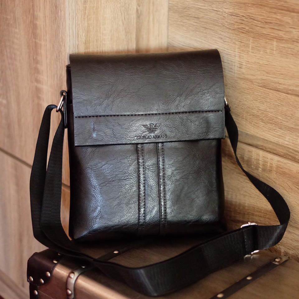 เอาใจหนุ่มๆบ้างค่า สำหรับ messenger bag หนังดี มากๆเลยน้า ลายหนังชัดสวย ใบนี้จากแบรนด์ ดัง Giorgio Armani ตัวกระเป๋าขนาดกำลังดีเลยคะ สีดำ คลาสสิค มีช่องแบ่งเก็บของหลายช่องเป็นสัดส่วนมากๆคะ น้ำหนักเบา จุของคุ้ม สายยาว ปรับได้ free size สามารถสะพาย cross bo