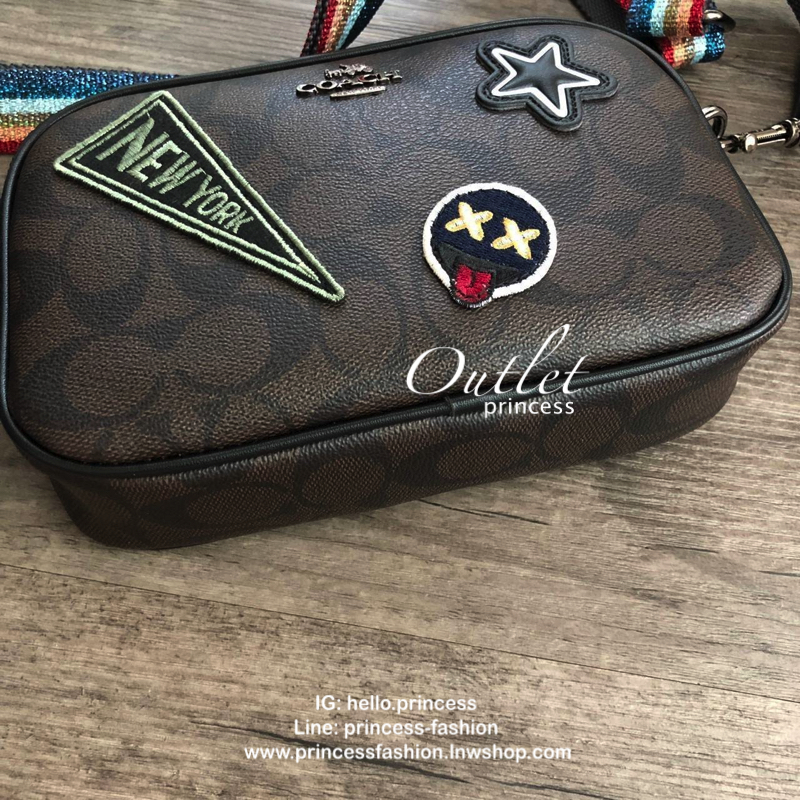 COACH MINI CROSSBODY BAGกระเป๋าสะพาน size mini วัสดุหนังลาย signature เปิด - ปิดด้วยซิป แบ่ง2 ช่องใหญ่ ภายในโล่ง ใส่ wallet สั้น มือถือได้ทุกรุ่น และของใช้จุกจิก พร้อมสายยาวถอด ปรับได้ค่ะ