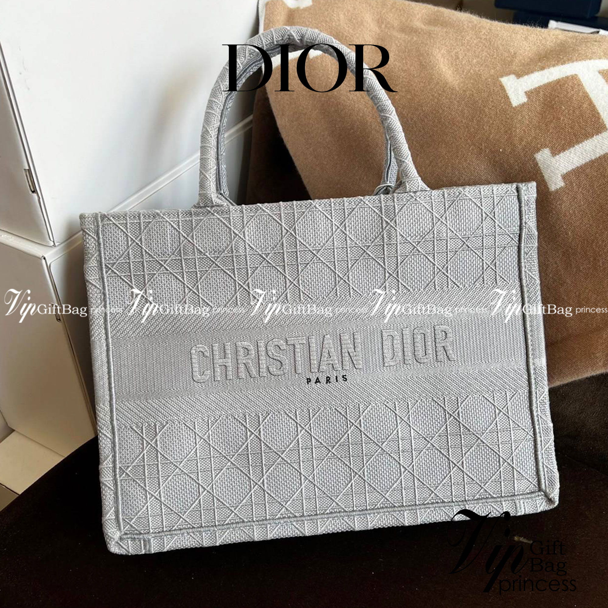 CHRISTIAN MEDIUM DIOR BOOK TOTE ราคาดีมากเลย คุ้มยิ่งกว่าคุ้มเป็นทางช็อปปิ้งBag เอกลักษณ์ของความหรู ที่ต้องมี ภายในโล่งกว้างมาก ใส่ของแบบแน่นๆ จุๆไปได้เลย น้ำหนักเบาสบาย งานออริปักขึ้นรูปสวยมาก มี code stamp พร้อมส่งที่ไทย เกรดออริจินอลเทพๆ ภาพสินค้าถ่ายจ