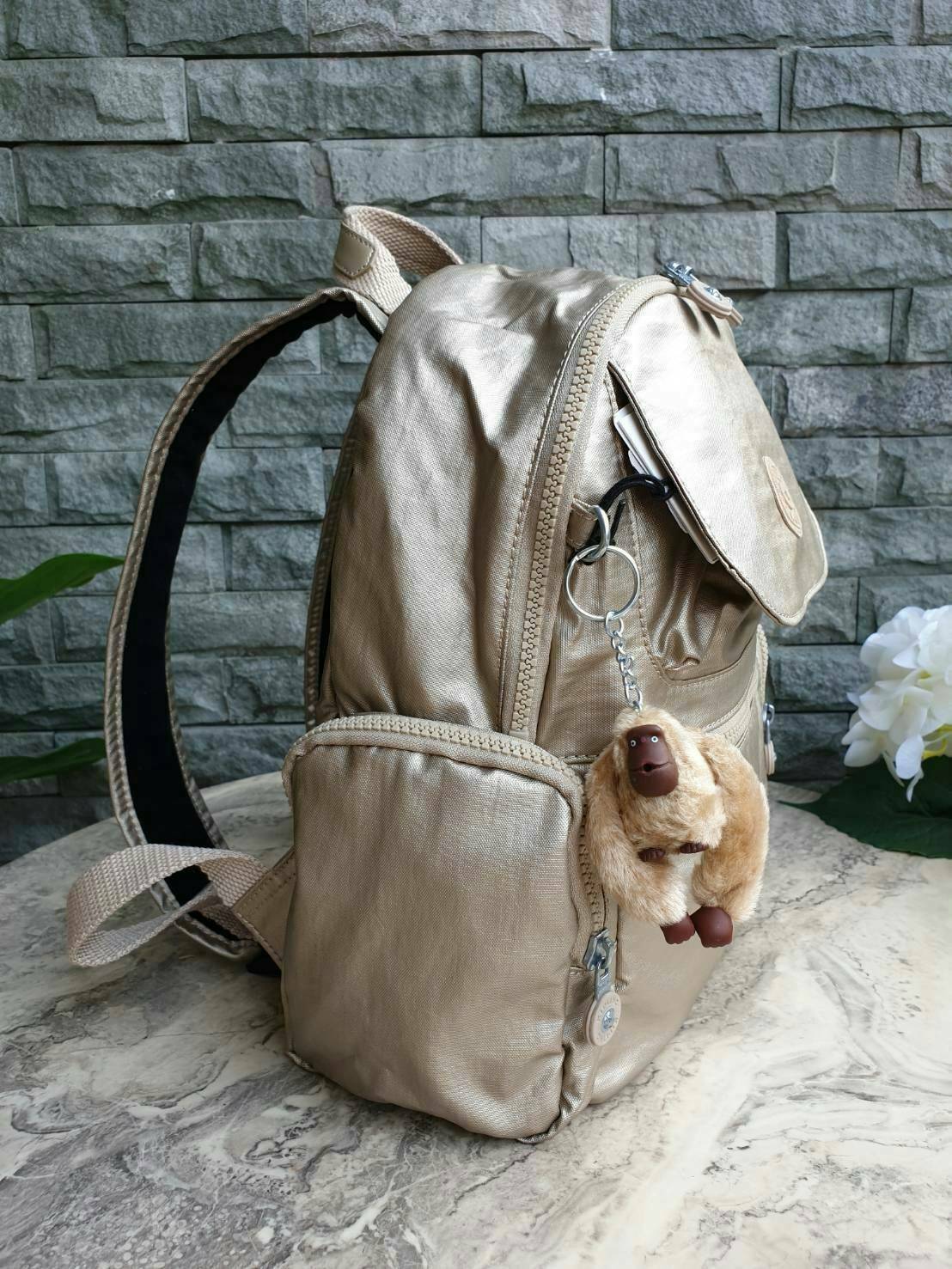 Kipling Matta Small Metallic Backpack รุ่น KI1490 คอลเลคชั่นใหม่ชนช้อป!!กระเป๋าเป้ขนาดกำลังดี วัสดุไนล่อนเคลือบกันน้ำ มีน้ำหนักเบา มีช่องเก็บของหลายช่อง แบ่งเป็นช่องด้านหน้า 2 ช่องและด้านข้างอีก 2 ช่อง ช่องใหญ่ปิดเปิดด้วยซิปคู่ภายในมีช่องซิป ช่องใส่ของจุก