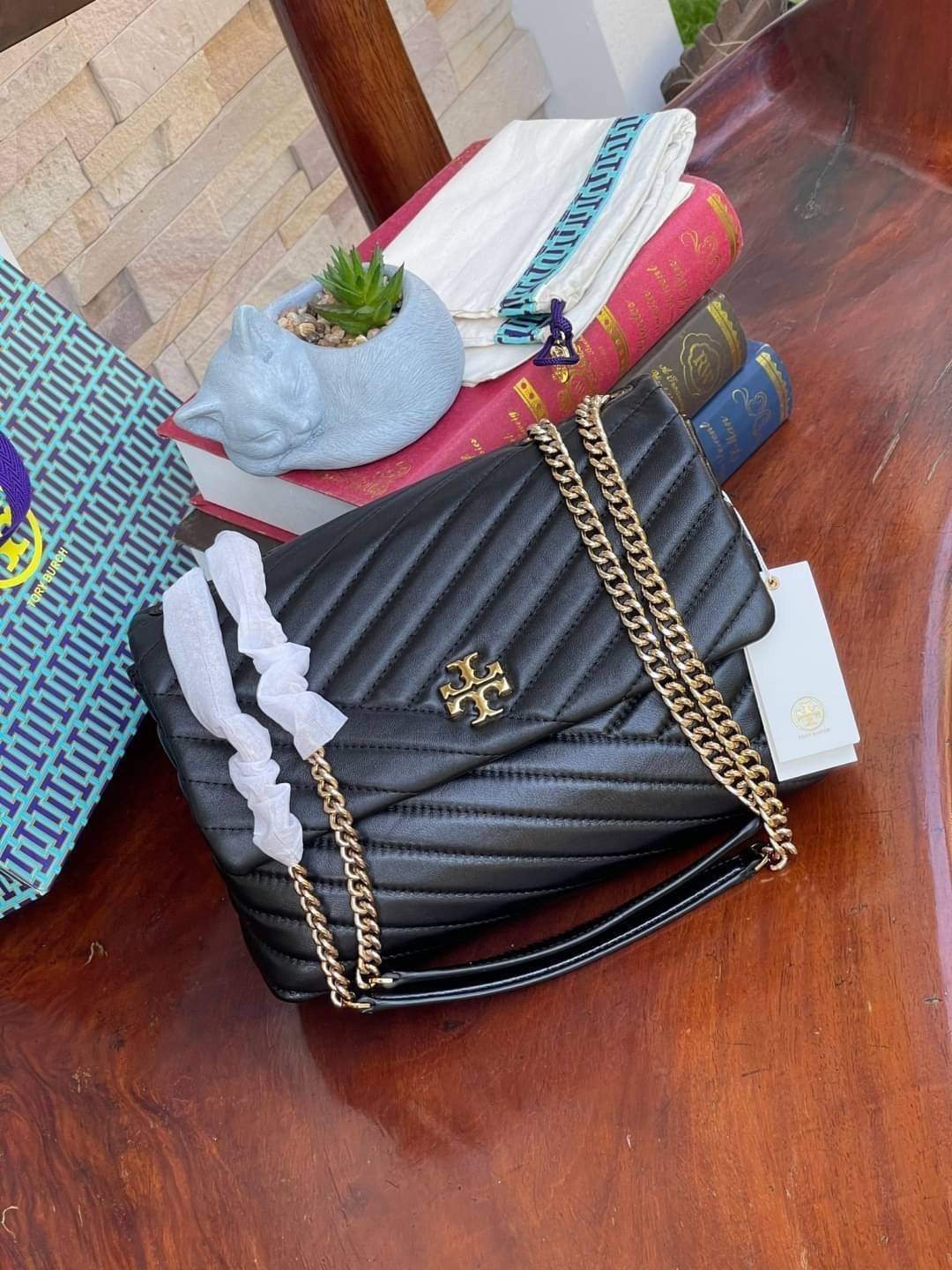 Large : Tory Burch Kira Chevron Quilted Convertible Leather Crossbody Bag เป็นกระเป๋าที่ใช้ในการออกงานสำคัญหรือวันที่มีปาร์ตี้สังสรรค์ คุณควรเลือกใช้กระเป๋าที่มีดีไซน์สะดุดตา เพราะจะช่วยยกระดับและเพิ่มเสน่ห์ให้กับตัวคุณเองมากยิ่งขึ้น หากเป็นงานทางการ เช่น