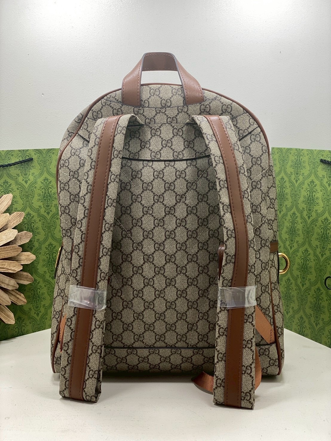 ORI หนังแท้ | Brown Gucci GG Emblem medium backpack กระเป๋าสะพายหลัง กระเป๋าเป้ ดีไซน์เรียบง่าย รูปทรงใช้งานง่าน ภายในโล่งกว้าง จุของได้เยอะ