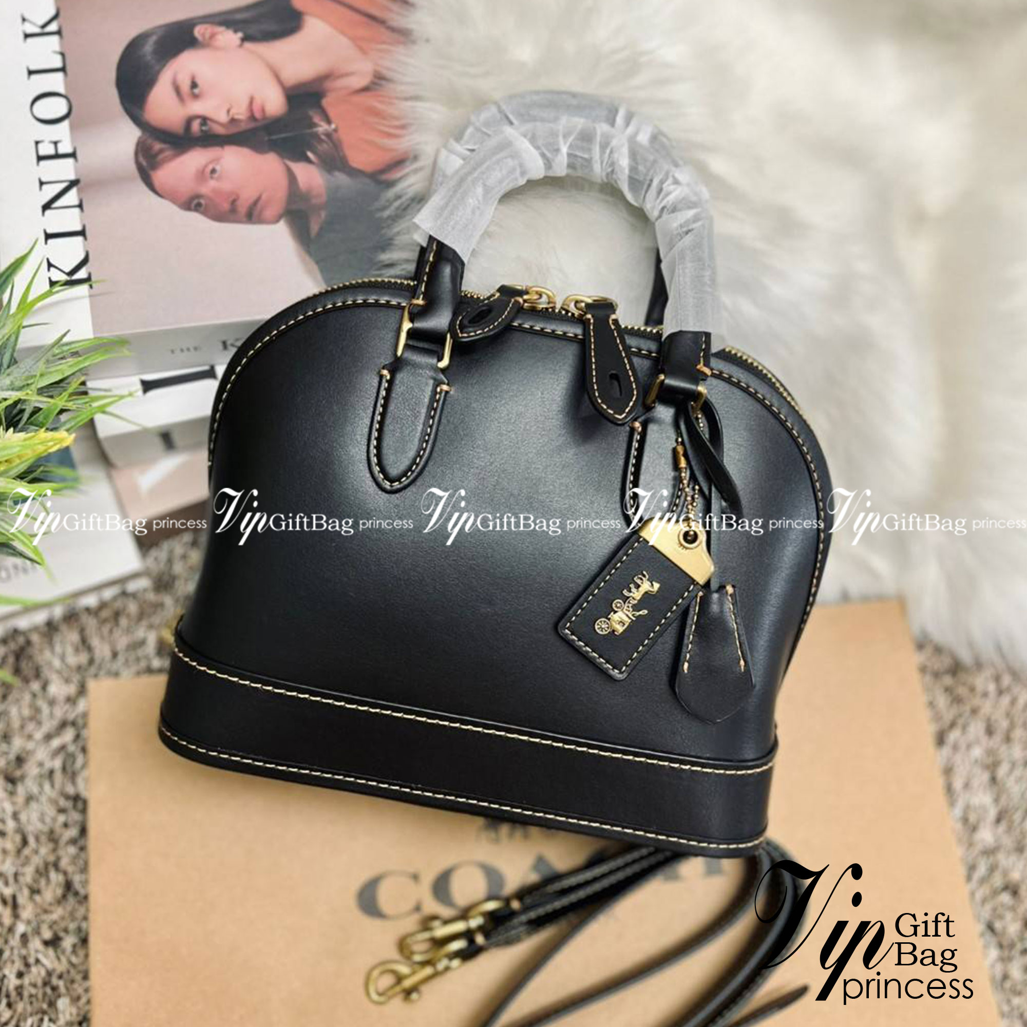 COACH REVEL BAG ((CC411)) ยังไม่เข้าไทย มีมาให้ตับจองก่อนใครที่นี่! พร้อมส่ง รุ่นใหม่ล่าสุด! สวยและดูดี ต้องยกให้รุ่นนี้เลยค่ะ กับกระเป๋าทรงโดม ที่ไม่ว่าลุคไหนๆก็เอาอยู่ หนังแท้เรียบสวยมากๆค่ะ 💕ด้านหน้าห้อยพวงแบรนด์+พวงหนังมาให้