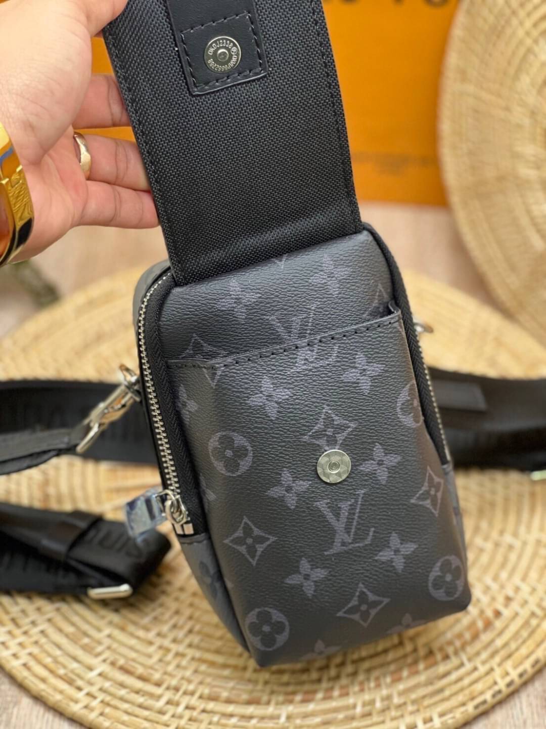 LV Double Phone Pouch NM / LV Phone bag Monogram Eclipse Reverse coated canvas เกรดออริจินอล ใช้ได้ทั้งผู้หญิงผู้ชาย พร้อมส่งที่ไทย ภาพสินค้าถ่ายจากงานขายจริง ใช้งานต่างประเทศได้