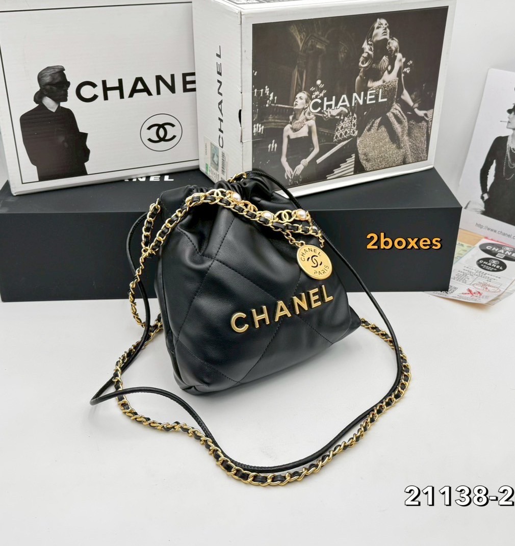 Chanel 22 mini bag กระเป๋าสะพายดีไซน์สุดเรียบหรู โดดเด่นจากสายสะพายโซ่สีทอง และเหรียญโลโก้ เพิ่มความแพงไปอีก ใช้ได้ง่ายๆไปเลยทุกโอกาส เกินต้านที่สุดกับไอเท็มนี้