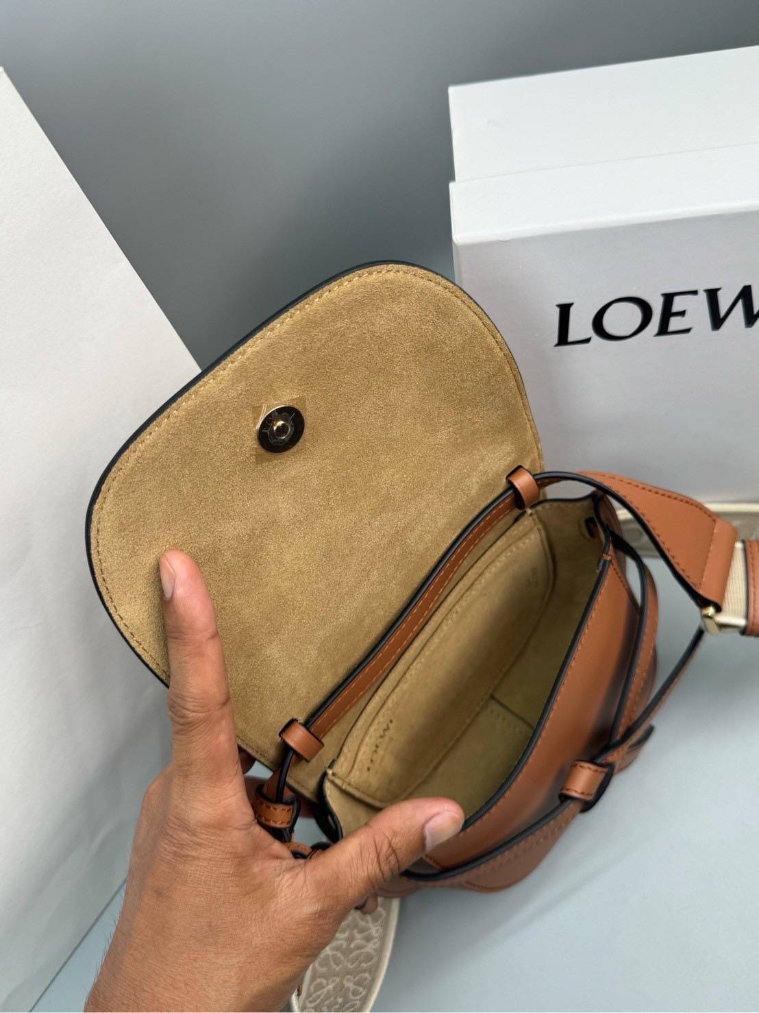 TOP ORI หนังแท้ | Loewe Mini Gate bag กระเป๋าสะพายทรงสวยไซส์มินิ ใช้ได้ทั้งหนุ่มๆและสาว คูลๆ สุดยอดแบรนด์ที่ดีไซน์เป็นเอกลักษณ์ โดดเด่น สวยหรู สไตล์คลาสสิค