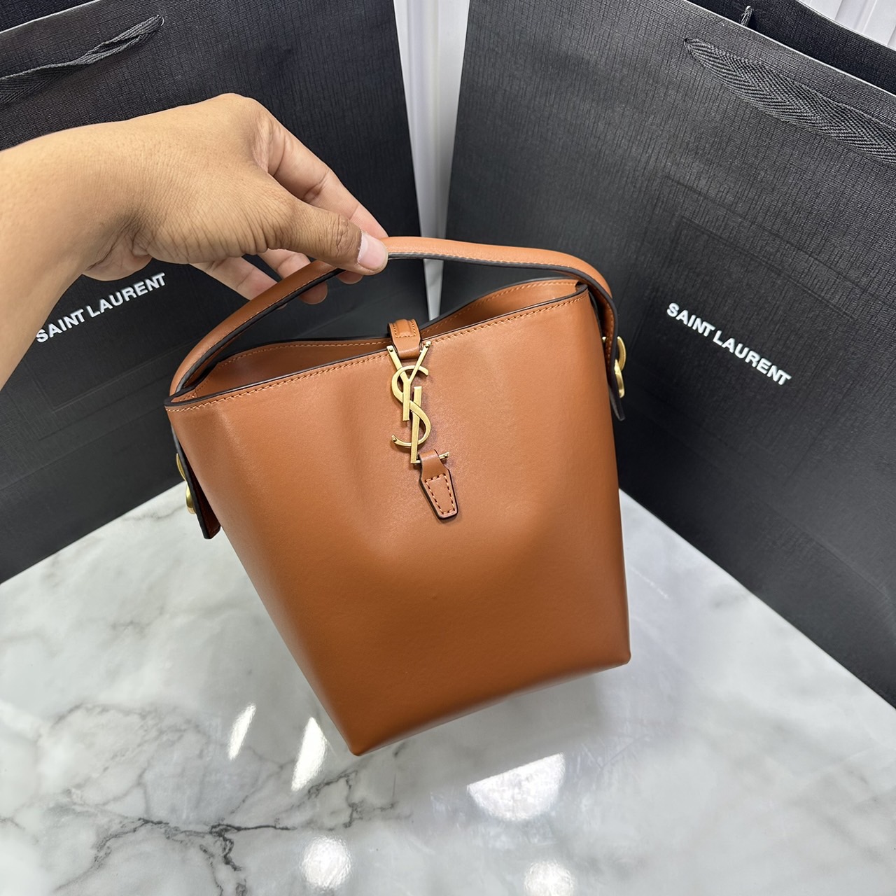 Small 6" YSL Le 37 in shiny leather Hobo Bag / YSL Bucket Bag / YSL Tote Bag กระเป๋าสะพายทรงโฮโบโท้ท งานหนังสวยเต็มใบ อะไหล่ทองสวยคลาสสิก ราคาแสนดีแนะนำของมันต้องมีจริงๆ