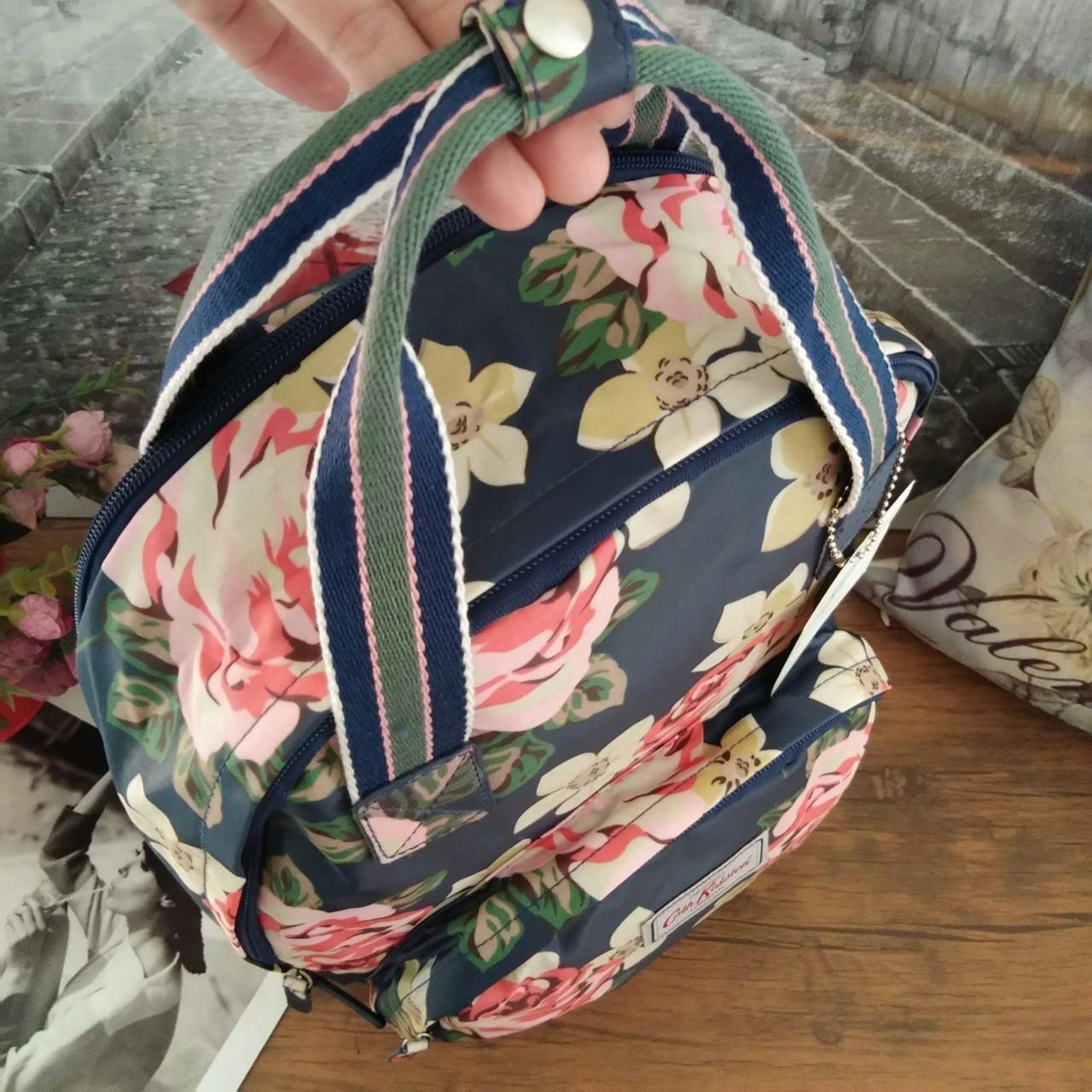 Cath Kidston Backpack Bag - กระเป๋าเป้ สไตล์วินเทจสุดฮิต - เปิด/ปิดกระเป๋าด้วยซิปรอบ - ภายใน มีช่องซิปใหญ่ใส่ของ 2 ช่อง จุของได้เยอะ - ด้านหน้ามีช่องซิปเล็ก 1 ช่อง