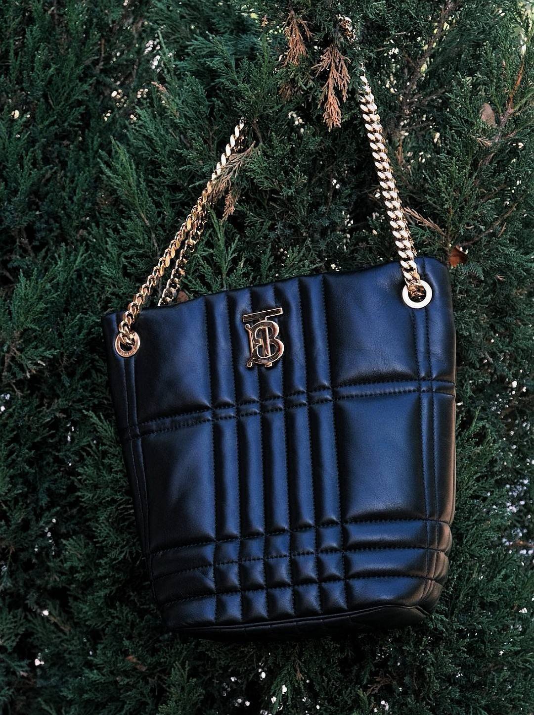 BURBERRY FRAGRANCES LAMBSKIN BAG VIP หนังแท้ Lambskin นิ่มสวยหรูดูดี ภายในโล่งกว้างใส่ของได้เยอะ มาพร้อมสายสะพายโซ่ทองสามารถซ้อนสายสั้นสะพายไหล่ได้หรือจะใช้สายยาว Crossbody ก็ดูดีมาพร้อมกล่องแบรนด์ Original Package อีกรุ่นหายากที่น่าใช้น่าสะสม Rare items 