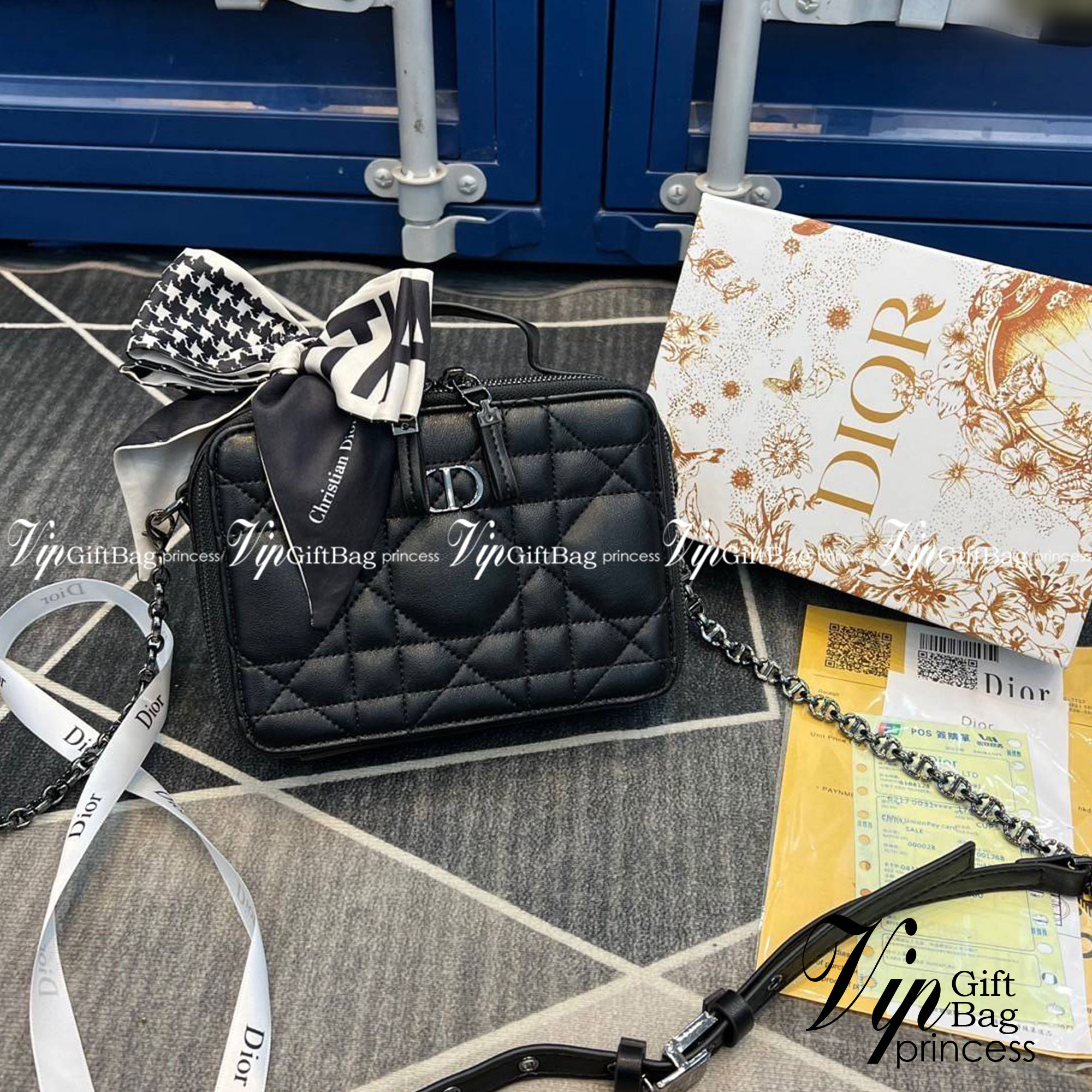 DIOR Caro Box Bag with Chain กระเป๋าสะพายทรงกล่อง หรูหรา ใช้งานง่าย ภายในเป็นช่องโล่ง มีช่องย่อย มาพร้อมสายสะพาย crossbody ถอดได้ ที่สามารถปรับใช้ได้หลากหลายสไตล์ เป็นสีที่ใช้งานได้ทุกโอกาส มาครบ box set ให้เก็บเป็นคอลเลคชั่นได้ ในราคาสุดคุ้ม จัดเลย!!