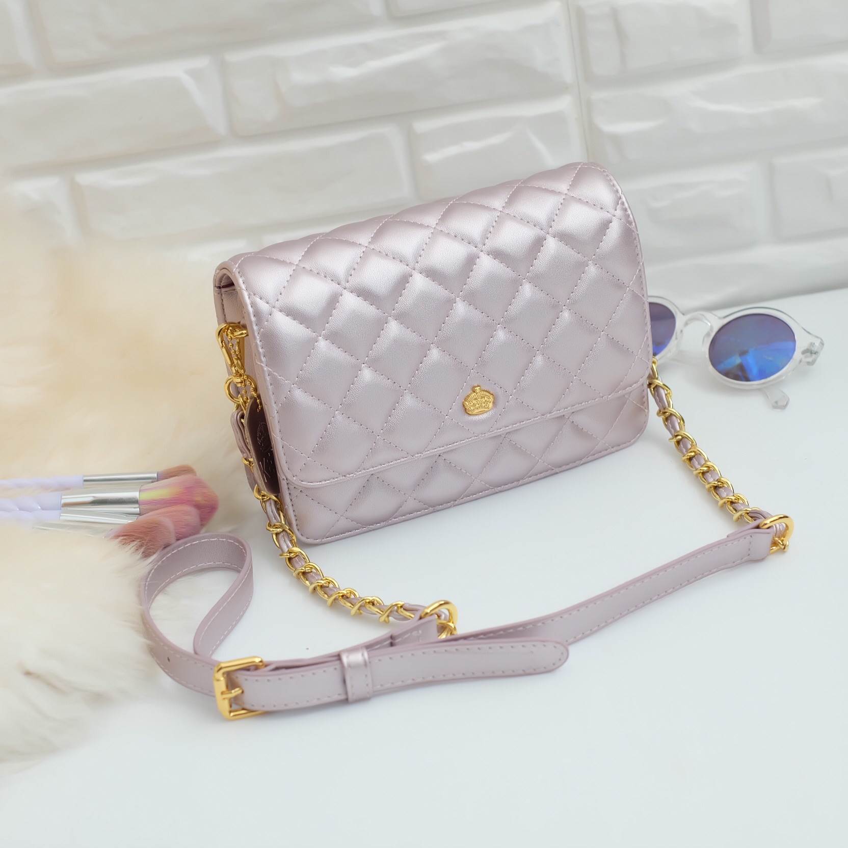 สีใหม่ล่าสุด ( Rose Gold ) ทรงขายดีที่สุด KEEP รุ่น Florence Flat bag สี Limited เฉพาะปีนี้เลยค่า ( จำนวนจำกัด ) ตัวกระเป๋าหนังแกะสังเคราะห์ ลายหนังสวยมากๆคะ นิ่ม-ตึง สุดๆ รุ่นนี้ จะมี 2 ขนาด คือ mini และ classic ไซด์