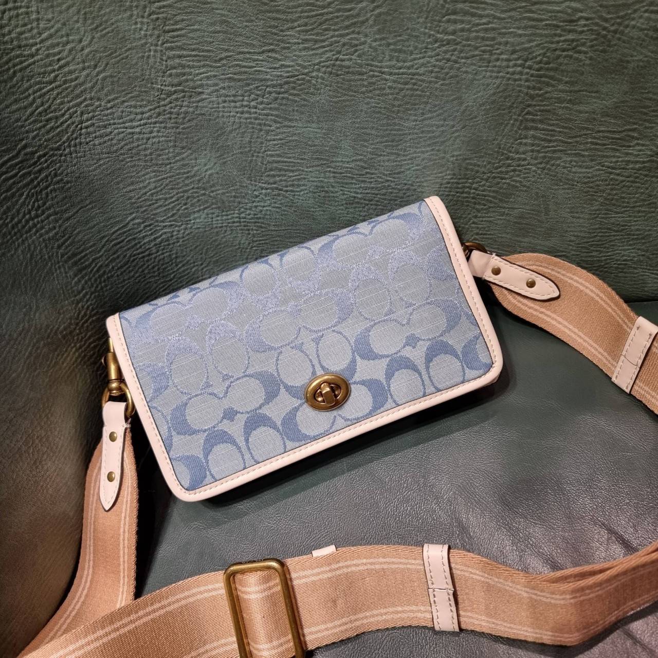 COACH C3824 FOLDOVER CROSSBODY CLUTCH IN SIGNATURE JACQUARD คลัทช์เก๋ๆที่สาวๆตามหา 2IN1 ไปอีกหนึ่ง!! กระเป๋าสะพายทรงคลัชท์ ใช้งานได้ถึง 2 แบบ จะพกเดี่ยวๆแทนกระเป๋าสตางค์ หรือคล้องสายสะพายข้าง สะพายชิคๆคูลๆ ก็ได้อีก มันดีงามมากทุกสี เพราะความละมุนของผ้า ja