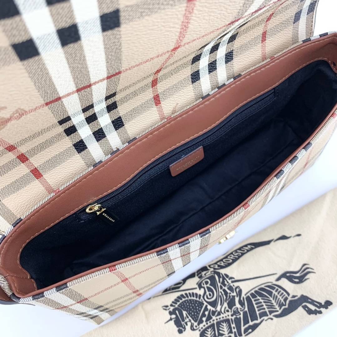 พรีเมี่ยมกิ๊ฟแท้ 💯% 】BURBERRY VINTAGE BAG VIP GIFT WITH PURCHASE (GWP) พรีเมี่ยมกิ๊ฟ Limited Edition จากBURBERRY วัสดุหนังPVC สวยอยู่ทรง ตัดด้วยสายหนังสีน้ำตาลเข้ม