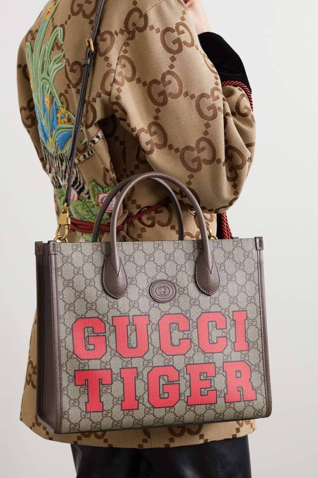 GUCCI Tiger GG small tote ใบใหญ่ ร้อนแรงไฟลุก!! ต้อนรับปีเสืออย่างเป็นทางการ จัดให้แบบเลิศๆ กับกระเป๋าทรงโท้ท วีไอพีพรีเมี่ยมกิ๊ฟ ไซส์ใหญ่ โดดเด่นด้วยจัมโบ้ฟอนท์ สวยเอกลักษณ์ วัสดุหนังแคนวาส ภายในโล่งกว้างมาก ใส่ของแบบแน่นๆ จุๆไปได้เลย หมดห่วง!! และยังมีส