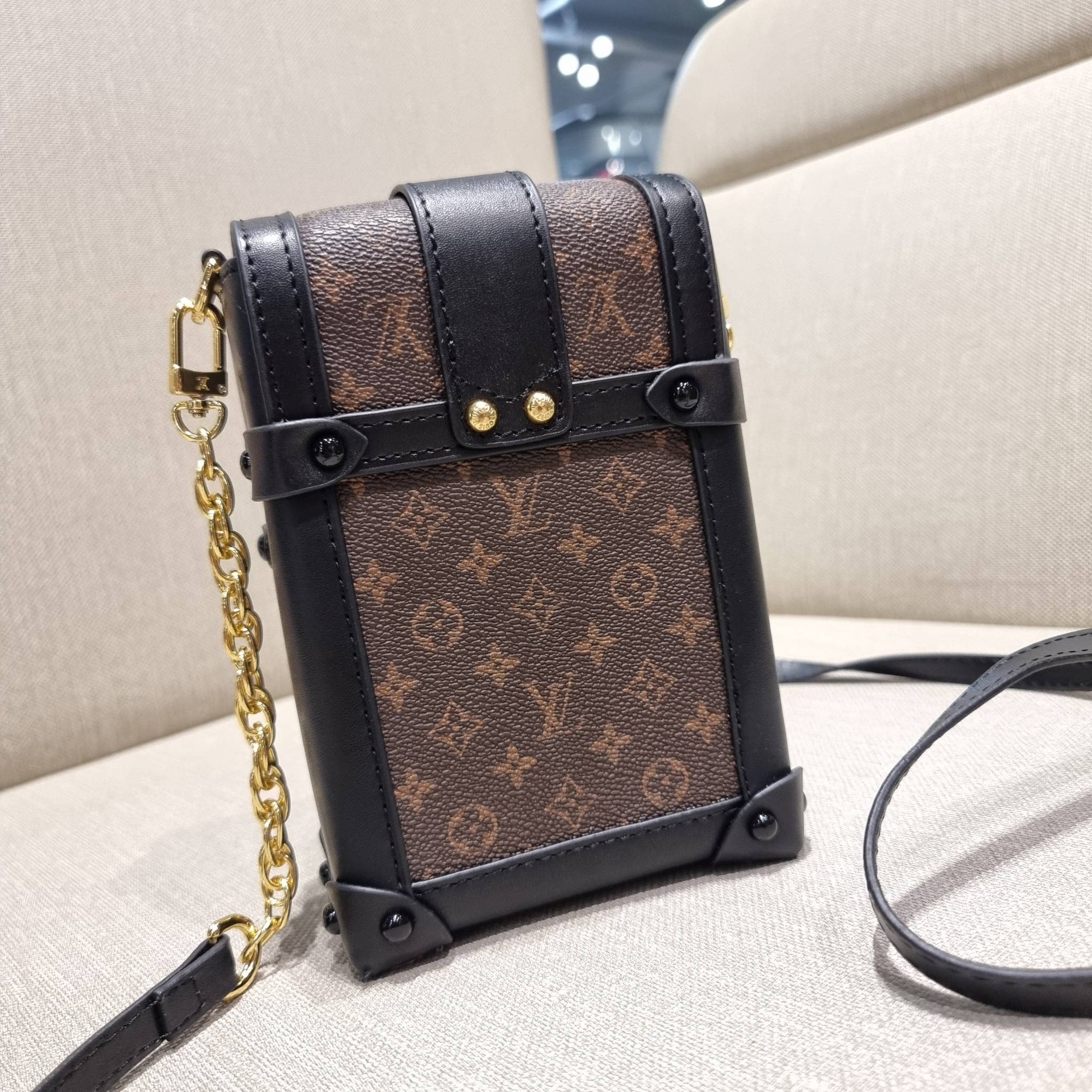 VIP 🥂 LV VERTICAL TRUNK POCHETTE ฮิตไอเท็มที่ใครๆก็อยากครอบครอง กระเป๋าทรงทรังค์ ยูนิเซ็กส์ที่ใช้ได้ทั้งชายและหญิง ด้วยดีไซน์คลาสสิคแฝงดีเทลความเป็นผู้ดี ทำให้ใบนี้ดูโดดเด่นและเป็นเอกลักษณ์ วัสดุหนังแคนวาสสลับหนังแท้ เปิด-ปิดด้วยอะไหล่แบบกดล็อค แน