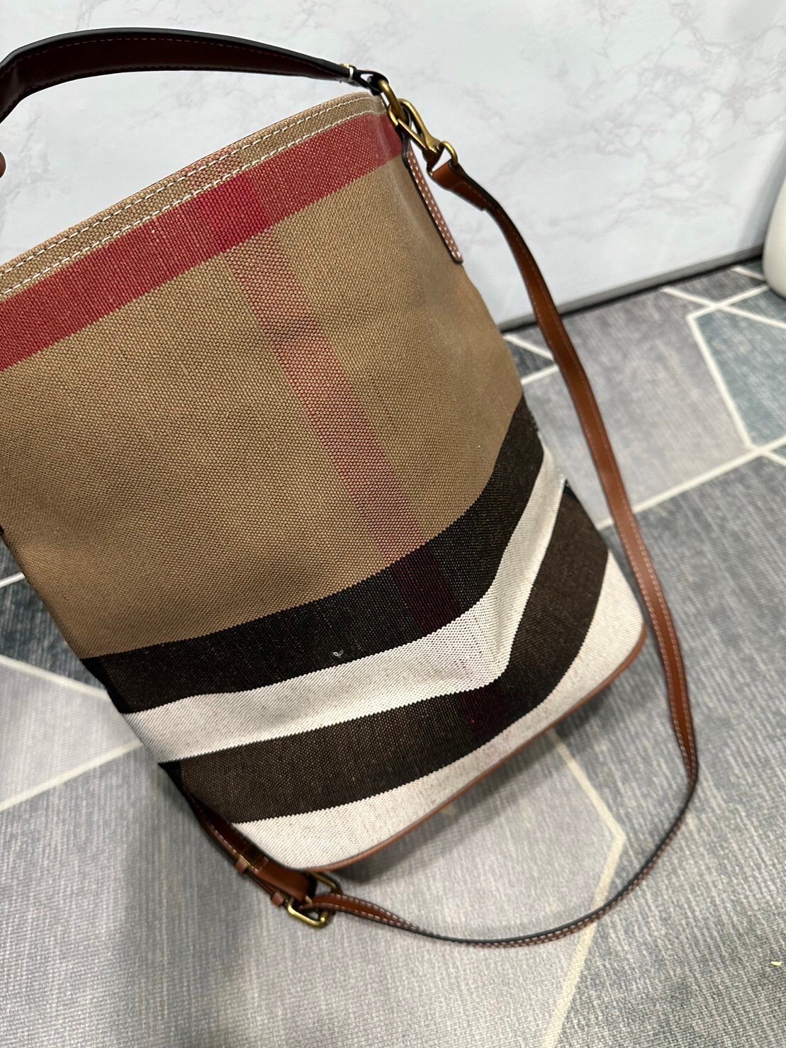 Burberry Ashby In Canvas Check And Leather / BURBERRY VINTAGE CANVAS BUCKET BAG 10" กระเป๋าถือทรงโท้ทผ้าแคนวาสพิมพ์ลายแบรนด์มาพร้อมสายยาวสายหนังแบบถอดใช้งานได้ วัสดุผ้าCanvas เนื้อหนาซับในอย่างดี ลายแบรนด์สวยมากคะ