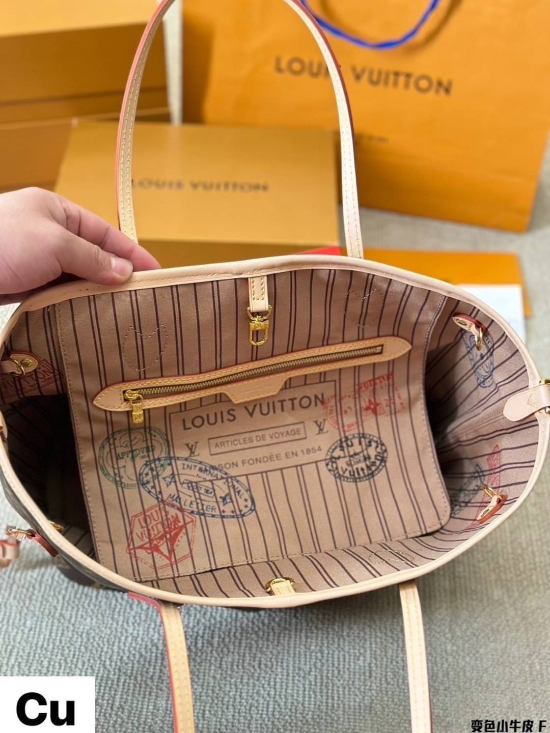 LV Neverfull Bandoulière Inside Out กระเป๋าสะพายทรงโท้ทใบใหญ่ กลับใช้ได้ 2 ด้านสุดคุ้ม ด้วยลายโมโนแกรมแคนวาส อีกด้านเป็นผ้าประทับลายสีเบจสวยโดดเด่นมากๆ