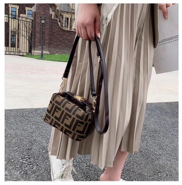 Fendi Tobacco Monogram FF Logo Zucca Buckle Belt Boston Mini Bag Brow Canvas Satchel กระเป๋าสะพายข้าง size mini สุดฮิต วัสดุ canvas จุของได้เยอะ ใส่iphone+ ได้ เปิดปิดด้วยซิป น่ารักมากกก ห้ามพลาดเลยค่ะใบนี้แนะนำสุดๆ มีสายสั้น+สายสะพายไหล่ ปรับสายได้