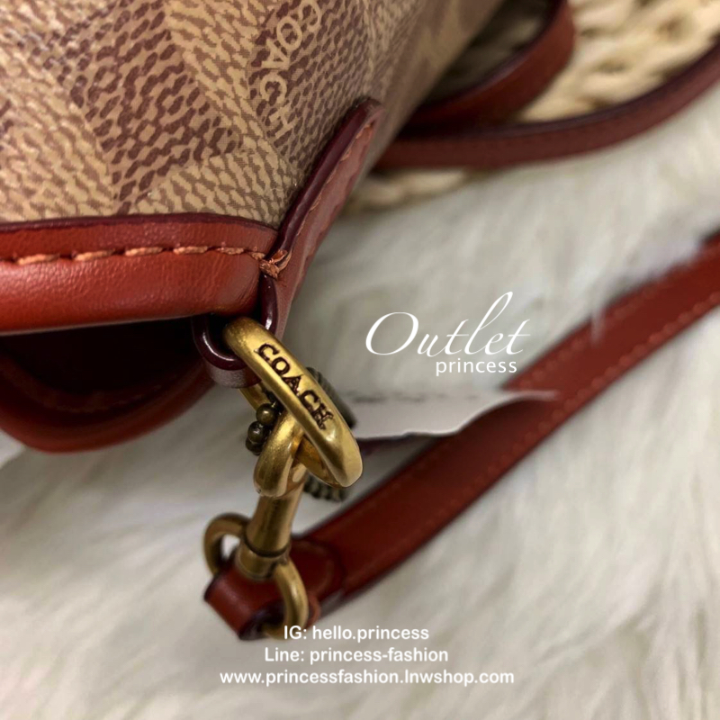 COACH HADLEY HOBO 21 BAG กระเป๋าถือหรือสะพายข้าง เรียบหรู หนังแกะแท้ ลาย signature brand หนังนิ่ม ปรับเปลี่ยนได้ 2 ทรง ปากกระเป๋ามีกระดุมแม่เหล็ก พร้อมตะขอเกี่ยว ภายในกว้าง ใส่ wallet ยาว mini iPad และของใช้ได้จุ พร้อมสายสะพายยาว ถอด ปรับระดับได้ค่ะ Must 