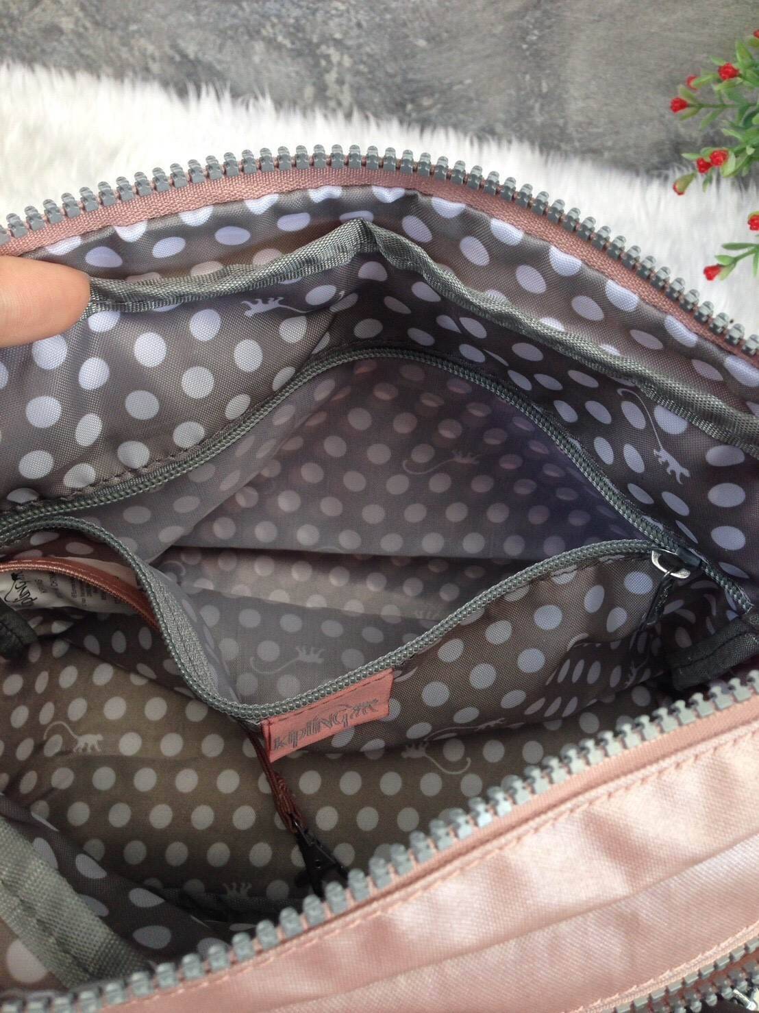 KIPLING Shoulder Bag (K25511) Outlet Hongkong กระเป๋าสะพาย วัสดุ nylon คุณภาพดี กันน้ำ ตามแบบฉบับแบรนด์ แบ่งเป็นช่องซิป 5 ช่อง สามารถใส่ไอแพด กระเป๋าสตางค์ใบยาว และมือถือได้ทุกรุ่นค่ะ จุคุ้มมากๆ น้ำหนักเบา สายสะพายปรับได้ จะสะพายไหล่ หรือ crossbody ได้สบา