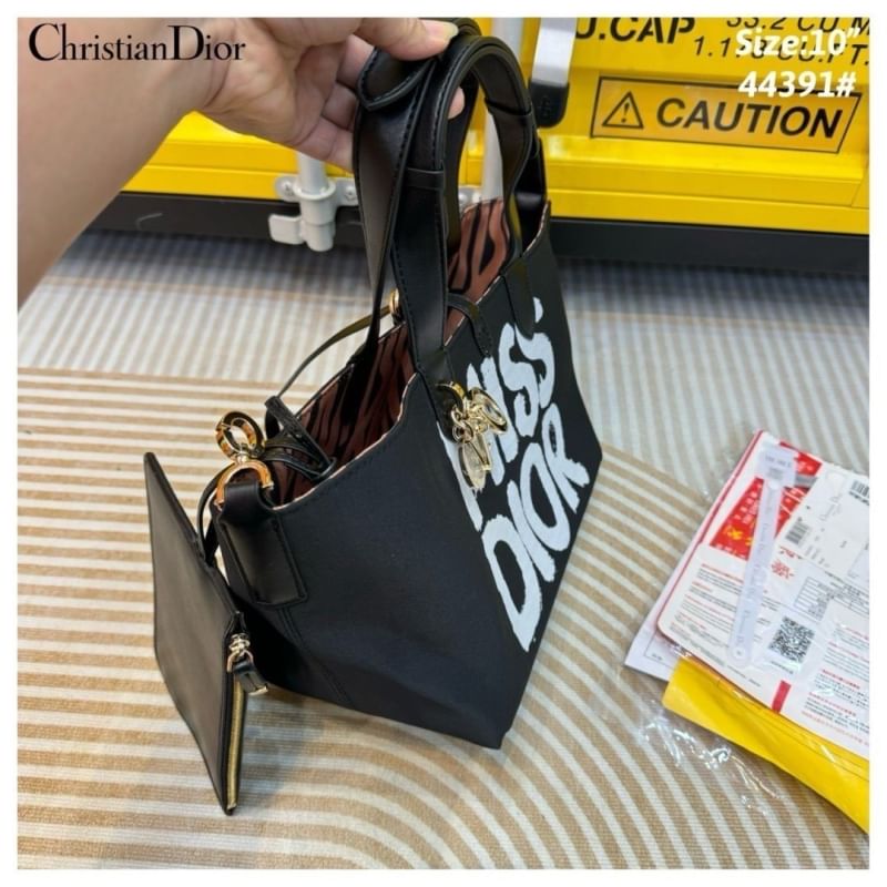 Dior Toujours Tote Bag Graffiti Printed กระเป๋าทรงโท้ทรุ่นใหม่สุดฮิต พร้อมใบเล็ก ดีไซน์ใหม่ล่าสุด ที่มีทั้งความละมุนและหรูหราในตัว ใช้งานง่าย ด้านในกระเป๋ากว้างมาก จุของได้สบายๆ