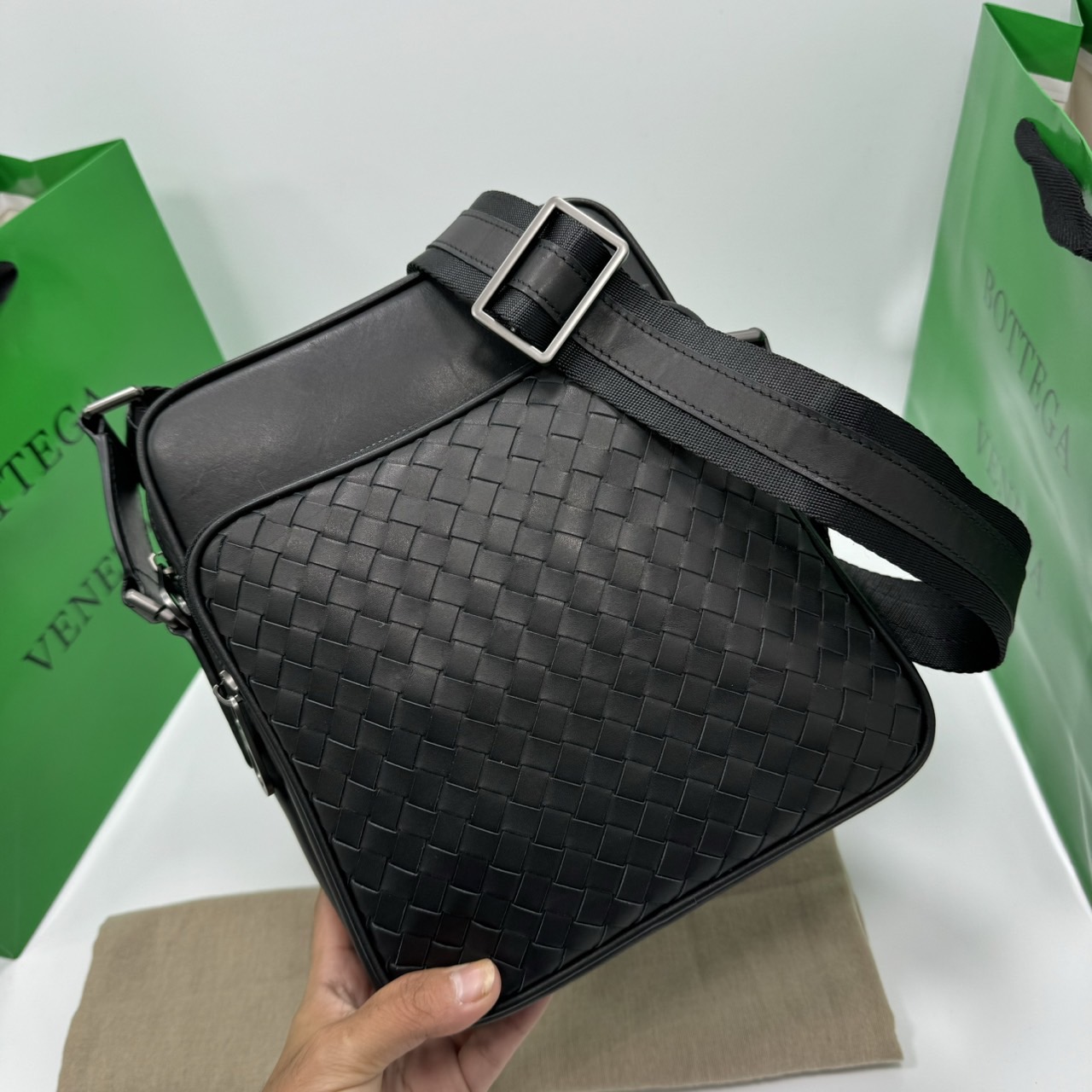 BOTTEGA Messenger Bag / BOTTEGA Crossbody Bag กระเป๋าสะพายเมสเซนเจอร์ ดีไซส์สานเป็นเอกลักษณ์ everyday look เอาใจหนุ่มๆ สวยเท่คลาสสิก