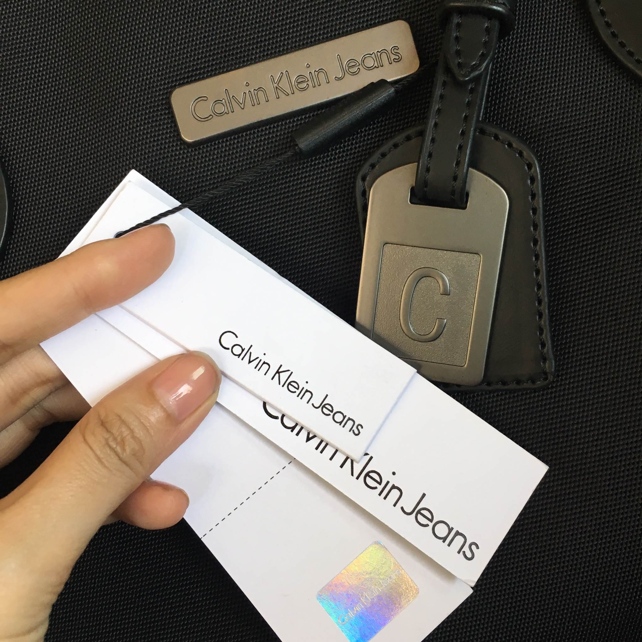 รุ่นหายาก !!! จากแบรนด์ Calvin Klein Jeans ตัวกระเป๋าหนัง Poly ester ลายหนังสวยมากๆคะ มาพร้อม ป้าย tag หนังแบรนด์ สวย เรียบ หรู รุ่นนี้ ขนาด วัดความยาว ปากกระเป๋า 40xวัดความยาวจากก้นกระเป๋า 30xสูง 30 xฐาน 15 cm.สายยาว 22cm. สะพายไหล่ได้สบายคะ