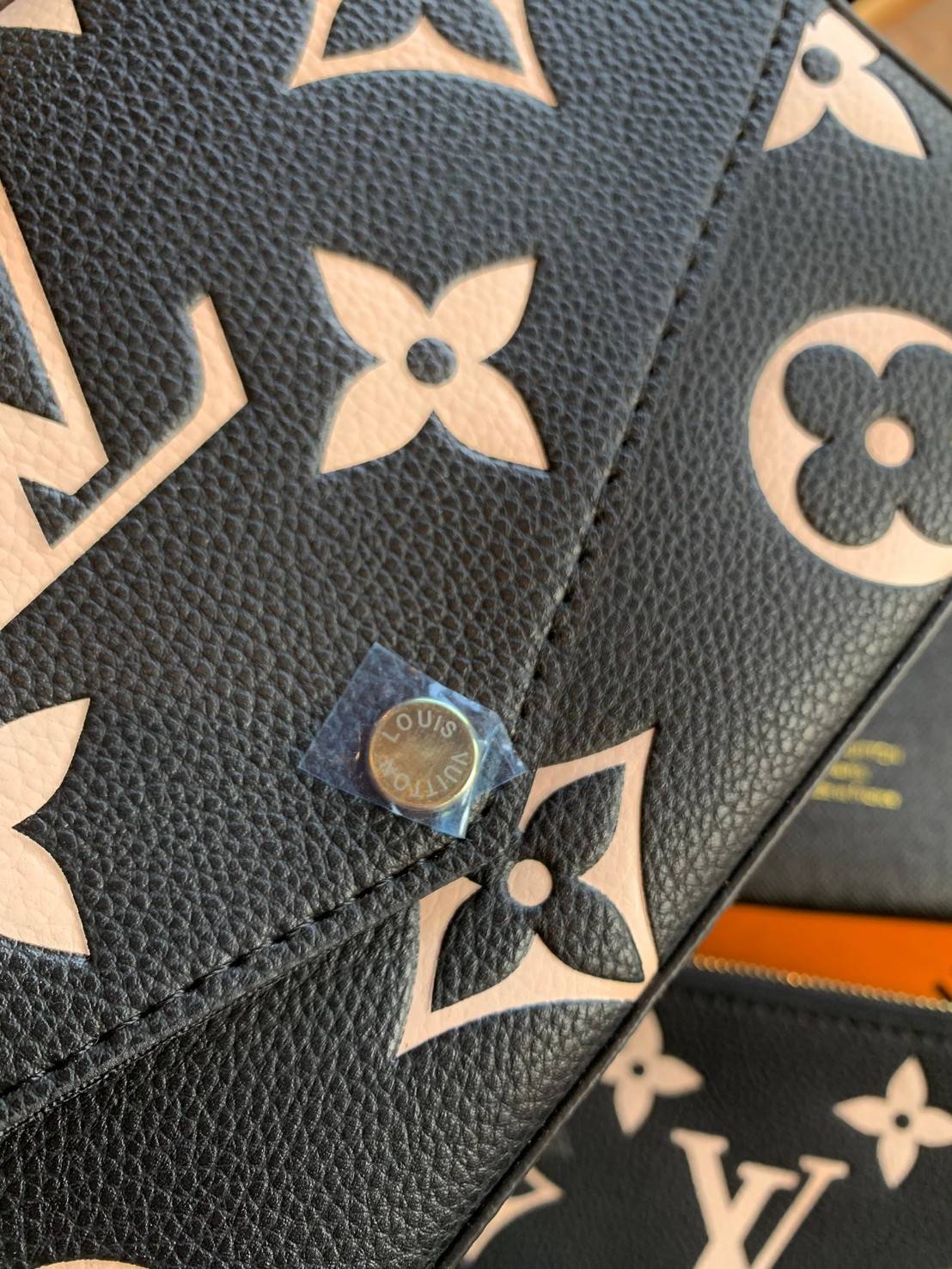 VIP 】Louis Vuitton Pochette Felicie ใบจริงหนังสวยมากๆค่า! ✔️กระเป๋าแบบคลัท มีสายสะพายโซ่มาให้ด้วยค่ะ ✔️หนังแกะสังเคราะห์อย่างดี ลายหนังสวย ปั้มลายแบรนด์ทั้งใบ ✔️รุ่นนี้มาพร้อมกระเป๋าเล็ก สำหรับใส่บัตรได้1ใบ//ใส่ธนบัตรแบบมีซิปรูดอีก1ใบ