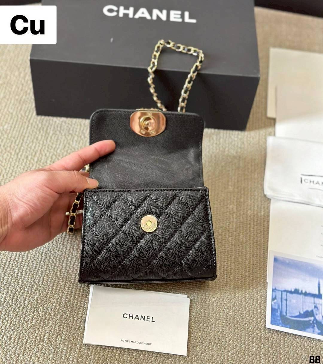 Chanel Caviar Mini Kelly Bag กระเป๋าถือทรงสวยไซส์มินิน่ารัก พร้อมหูจับและโลโก้หน้าร้อยโซ่สีทองสวยโดดเด่น ดีไซน์เรียบ หรูหรา สะพายแล้วขับผิวมากๆ