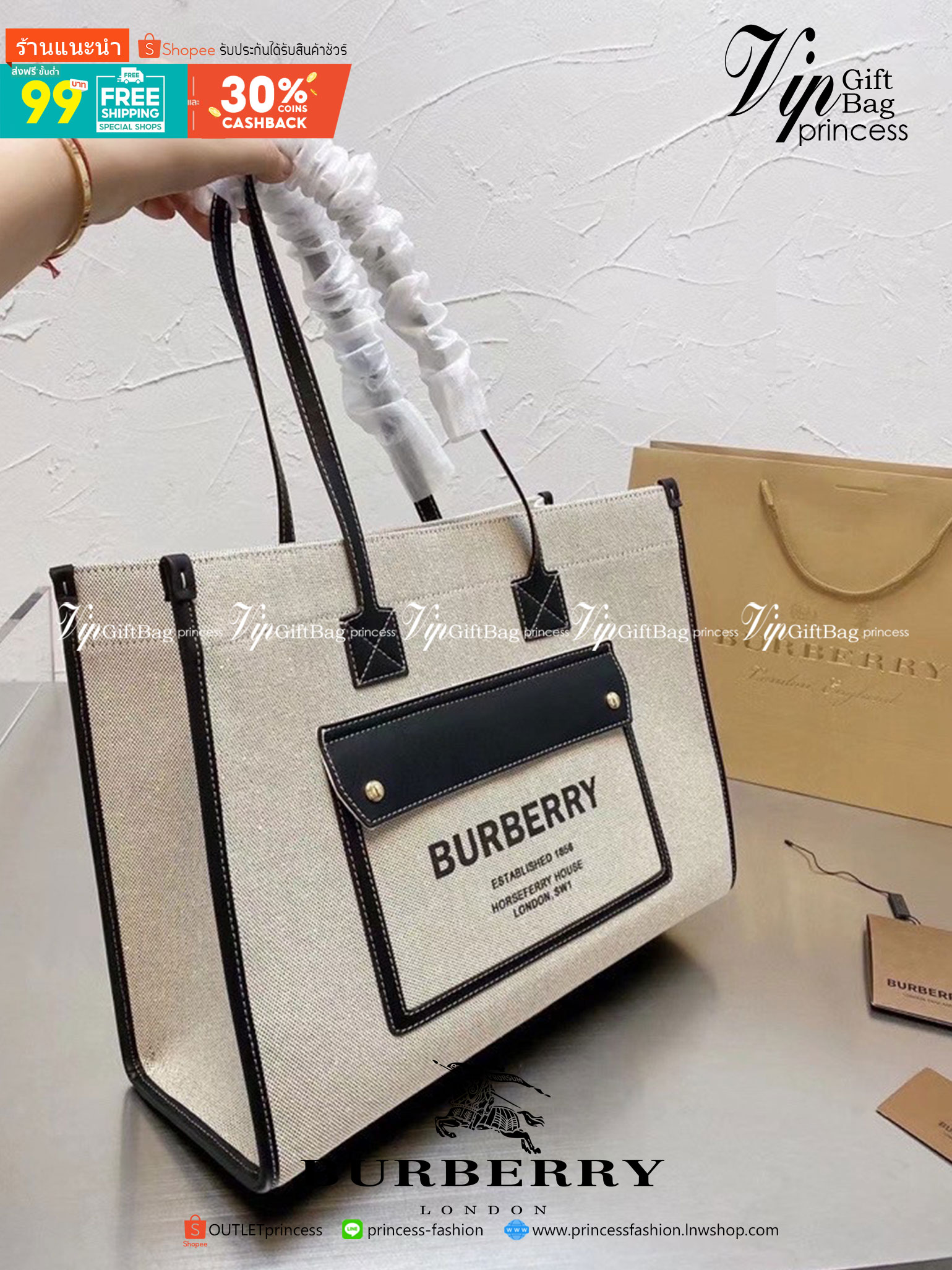 BURBERRY FRAGRANCES VINTAGE SHOLDER BAG กระเป๋าสะพายทรงชอปปิ้ง ผ้าแคนวาสตัดขอบหนัง หน้าพิมพ์โลโก้ ใบใหญ่ทรงสวย การตัดเย็บเดินด้ายสวยงามเลอร์ค่ามากค่าา ดีไซน์สวยอยู่ทรง ภายในโล่งกว้าง สามารถใส่กระเป๋าสตางค์ยาว มือถือ ของใช้ได้เยอะ งานตัวจริงสวยน่าใช้มากค่ะ