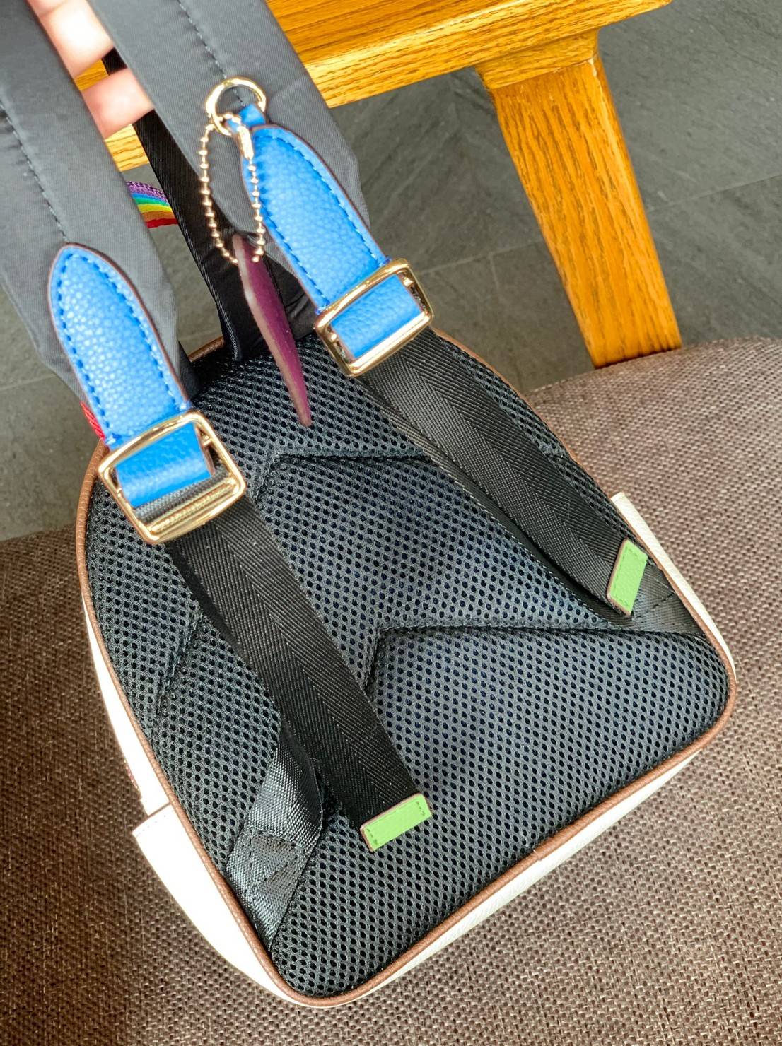 COACH MINI COURT BACKPACK WITH RAINBOW COACH ((CA624)) 🌈ต่อกันเลย สวยกันก่อน วางน้องไม่ลงเลยจริงๆค่าา😍 พร้อมส่ง! ยังไม่เข้าไทย กับกระเป๋าสะพายหลังแบบมีหูหิ้วในตัว บอกก่อนเลยว่าหนังของน้องทั้งนิ่ม ทั้งสวย อย่างดีเลยค่ะ