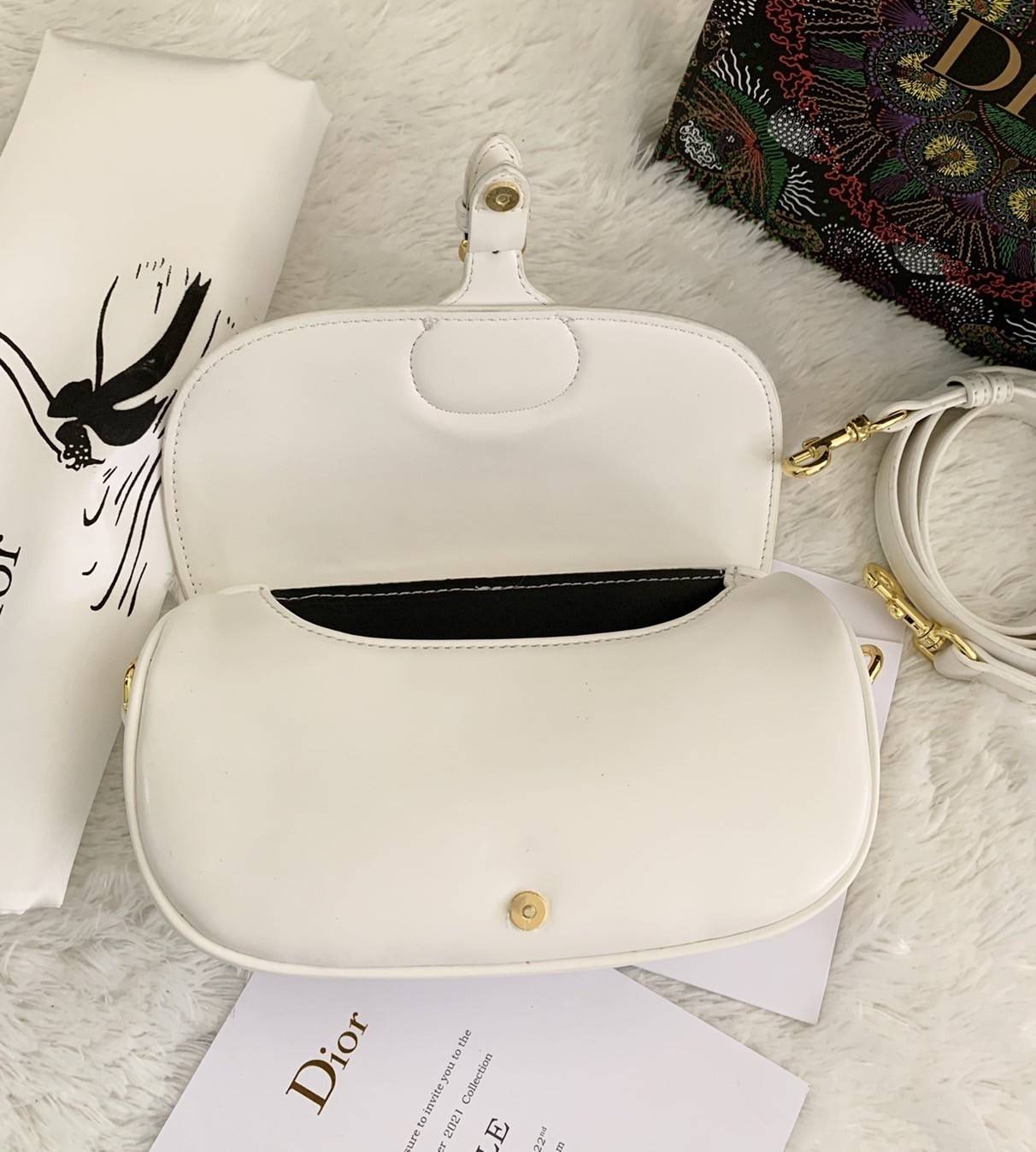 DIOR BOBBY EAST-WEST BAG (GWP) พรีเมี่ยมกิ้ฟ Limited Edition กระเป๋าสะพายขนาดกระทัดรัด น่ารักมากมาย วัสดุหนังแท้ (Calfskin) อะไหล่ทอง ตกแต่งด้านหน้ากระเป๋าแบบหัวเข็มขัด ประดับโลโก้ CD ด้านหลังสกรีนตัวอักษร "30 MONTAIGNE" มีช่องสำหรับเก็บของหนึ่ง