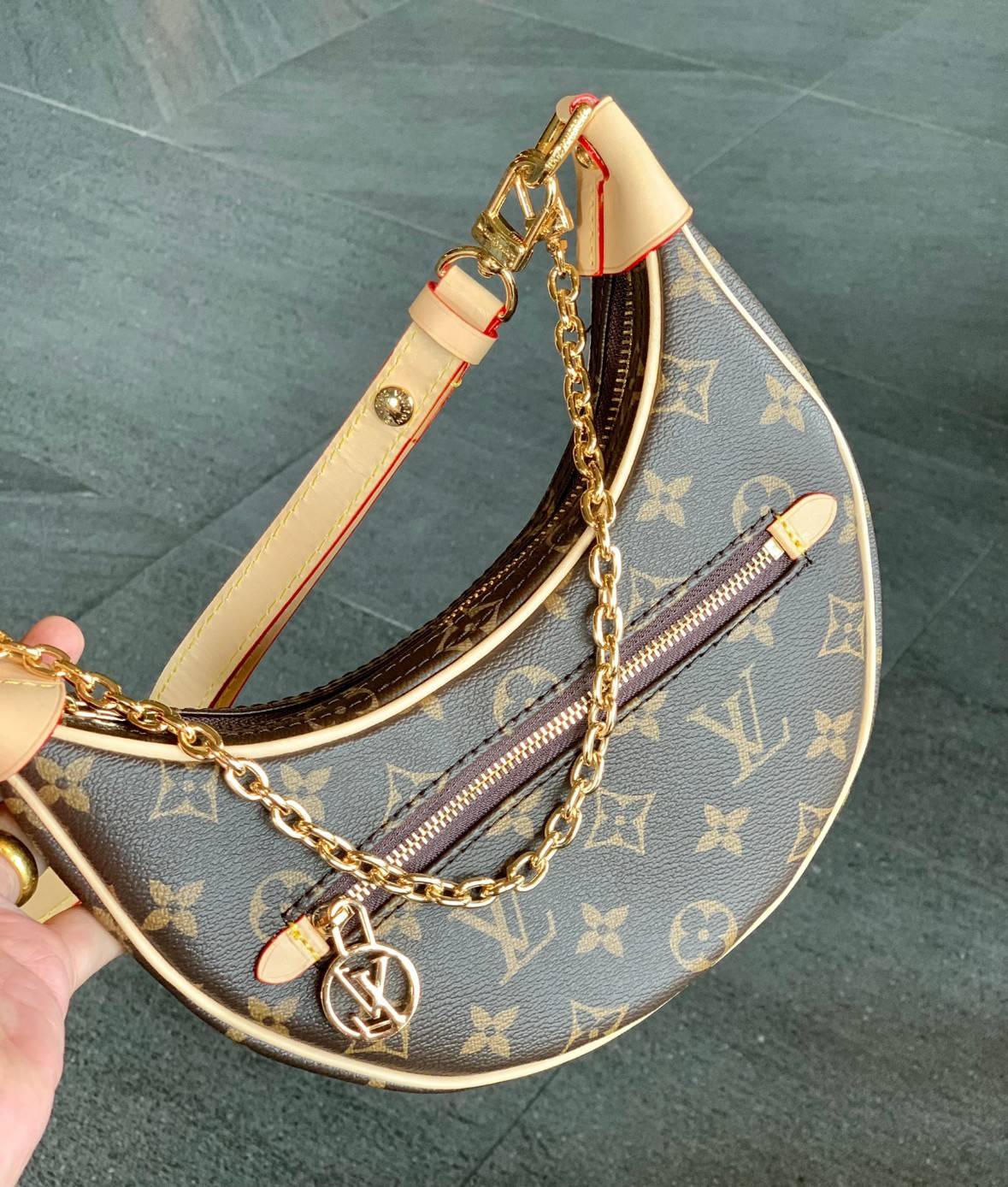 LOUIS VUITTON MONOGRAM LOOP BAG กระเป๋าทรง Loop ที่รังสรรค์ออกมาได้สวย เก๋ และดูดีมากๆ หนังแท้ มีความนิ่มละมุน สัมผัสแล้วคือใช่เลยค่ะ😘 ด้านหน้ามีช่องซิปเล็กให้ใส่ของจุกจิก เปิด-ปิดช่องหลักแบบซิป ภายในสามารถใส่กระเป๋าเงินใบกลางได้;มือถือได้ทุกรุ่น;