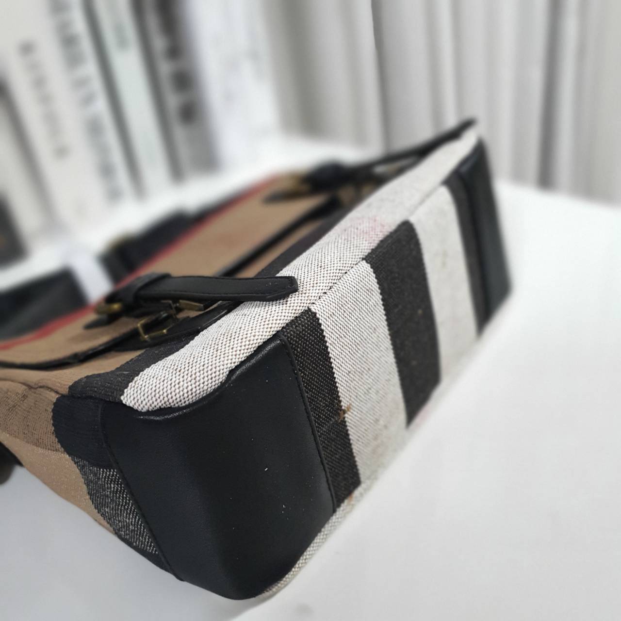 พร้อมเป็นของขวัญ มอบให้คุณผู้ชายแล้วค่ะ สำหรับ BURBERRY MASSENGER VINTAGE BAG VIP GIFT WITH PURCHASE (GWP) พรีเมี่ยมกิ๊ฟ Limited Edition จากBURBERRY วัสดุผ้าแคนวาสโทนสีสุภาพ คลาสสิค ด้ายหลังมีช่องกระดุมใหญ่ ตัวกระเป๋าเปิดปิดด้วยตัวล็อค ภายในมีช่องแยก2ช่อง