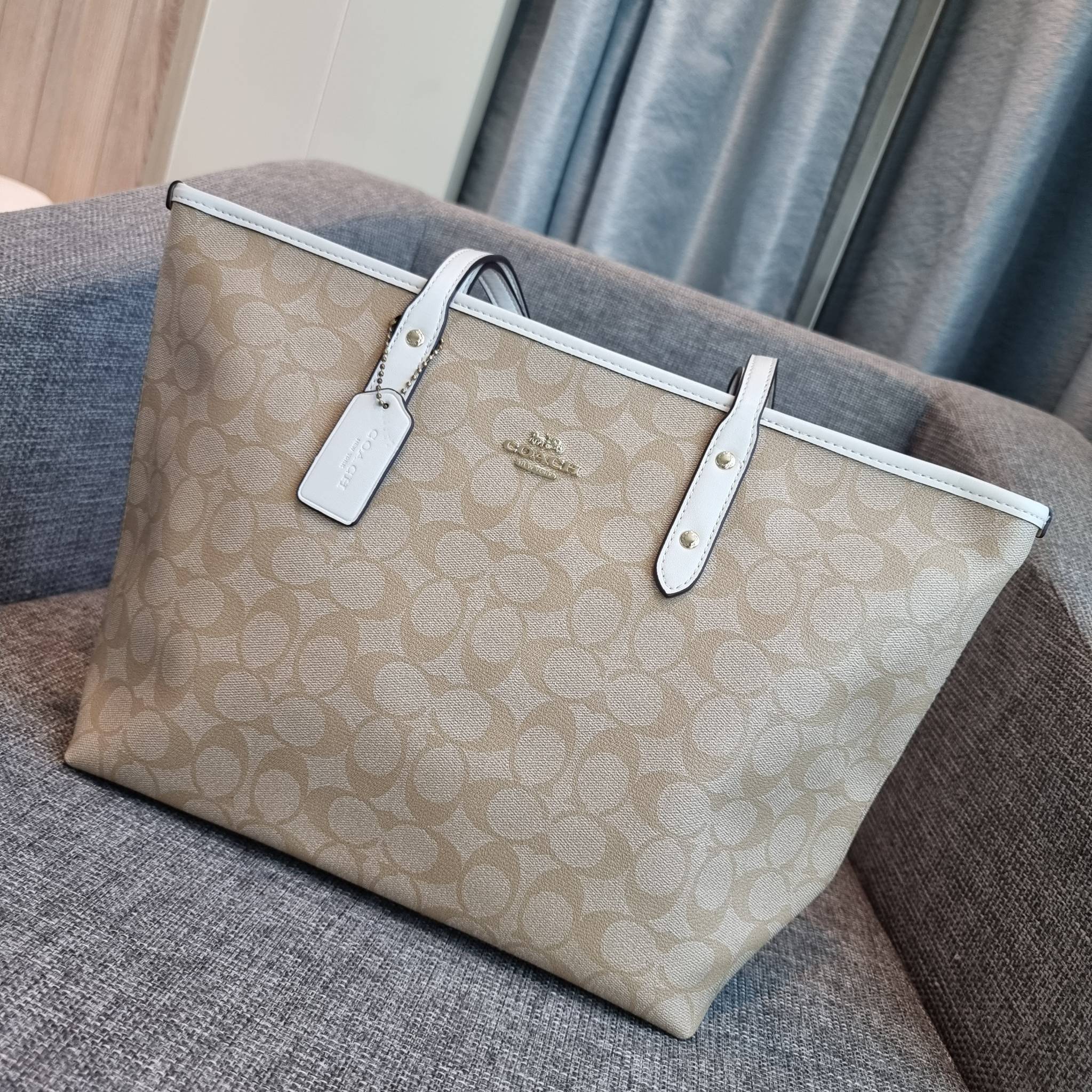 OUTLET 】COACH F58292 CITY ZIP TOTE IN SIGNATURE 16" รุ่นขายดี!! ไซส์ใหญ่ สีสวยมาให้แบบจัดเต็ม!! กระเป๋าถือทรงโท้ทใบใหญ่ สวยน่าใช้ทุกสี สะพายคล้องไหล่ได้เก๋ๆ จุของแน่นๆไปเลยจ้า!! วัสดุหนังแคนวาสคุณภาพ ปากกระเป๋าเปิด-ปิดด้วยซิป กันของหล่นได้ ถือไปไหนก็