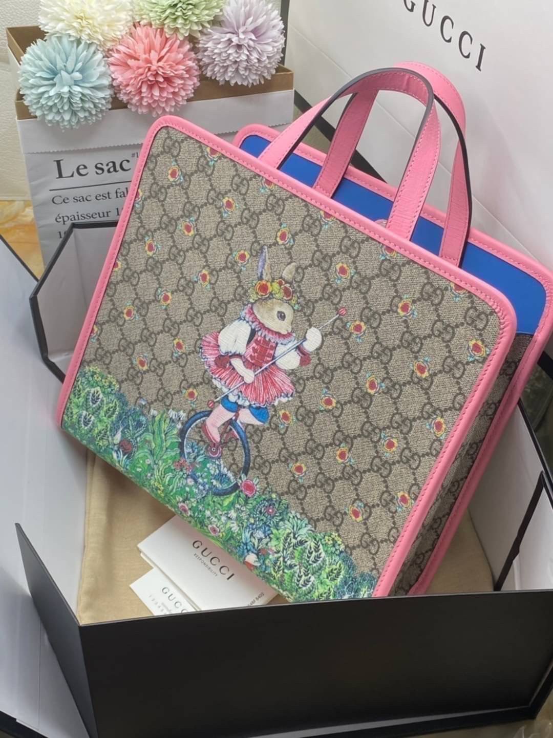 Ori GUCCI Children's tote bag GG kids ที่สุดของความน่ารัก ลิมิเต็ดแบบไม่มีเอาท์ สาวๆสายหวานไม่ควรพลาดด้วยประการทั้งปวงเลยค่าา หนังแท้เกรดดีที่สุด พิมพ์ลายแบรนด์รอบใบเทคเจอร์สวยอยู่ทรง ภายในมีโลโก้กว้างและจุสุดๆใส่สัมภาระได้เยอะ ภาพถ่ายจ