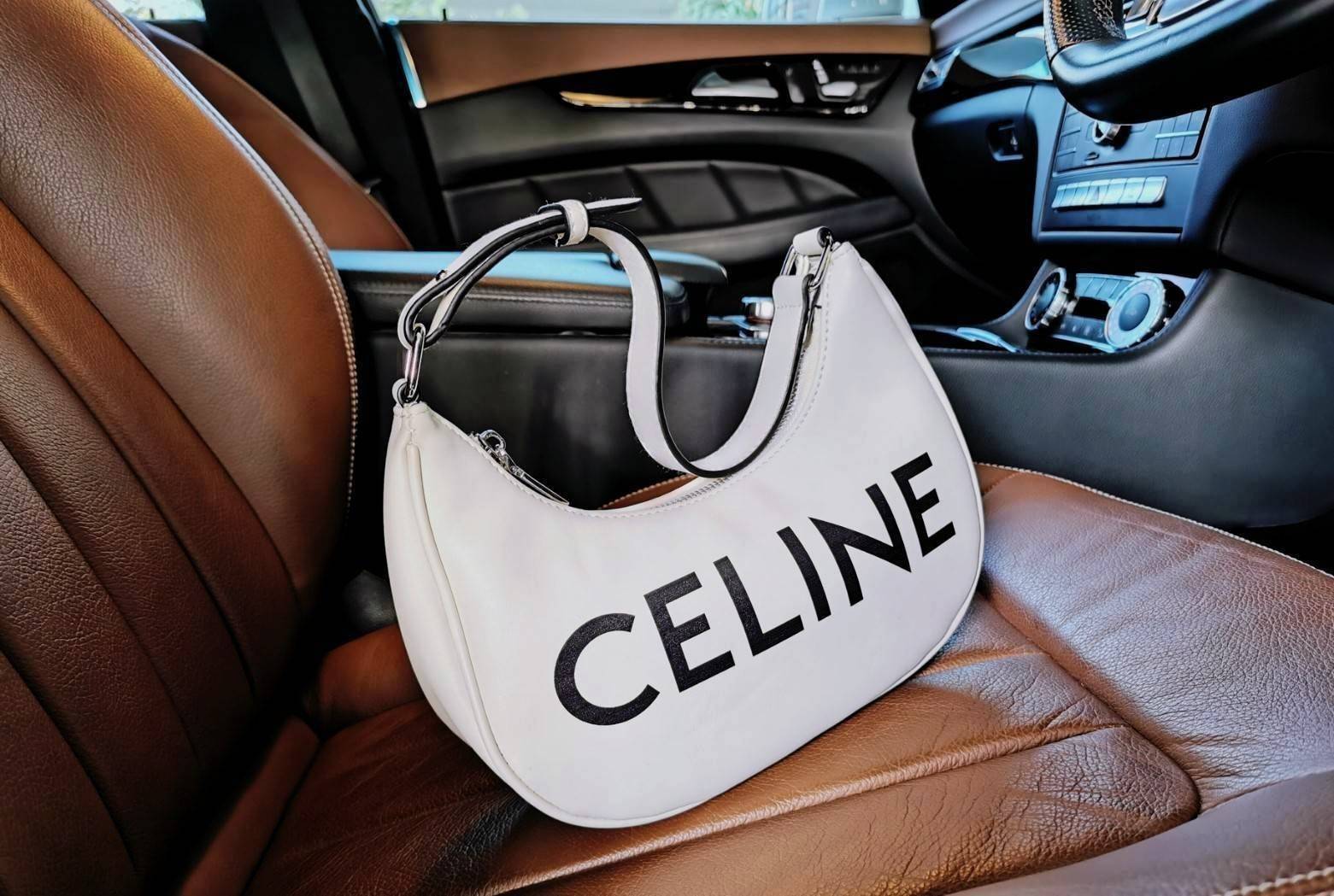 CELINE SHOULDER BAG VIP GIFT WITH PURCHASE (GWP) พรีเมี่ยมกิ๊ฟ Limited Edition จาก CELINE HAUTEPARFUME DUTYFREE COUNTER ดีไซน์ยอดนิยมหนังนิ่มสวยอยู่ทรงเปิดปิดด้วยซิปอะไหล่เงิน ภายในโล่งกว้างมีช่องเล็กสามารถใส่มือถือกระเป๋าสตางค์ใบยาวของใช้ได้จุ หูหิ้วหนัง