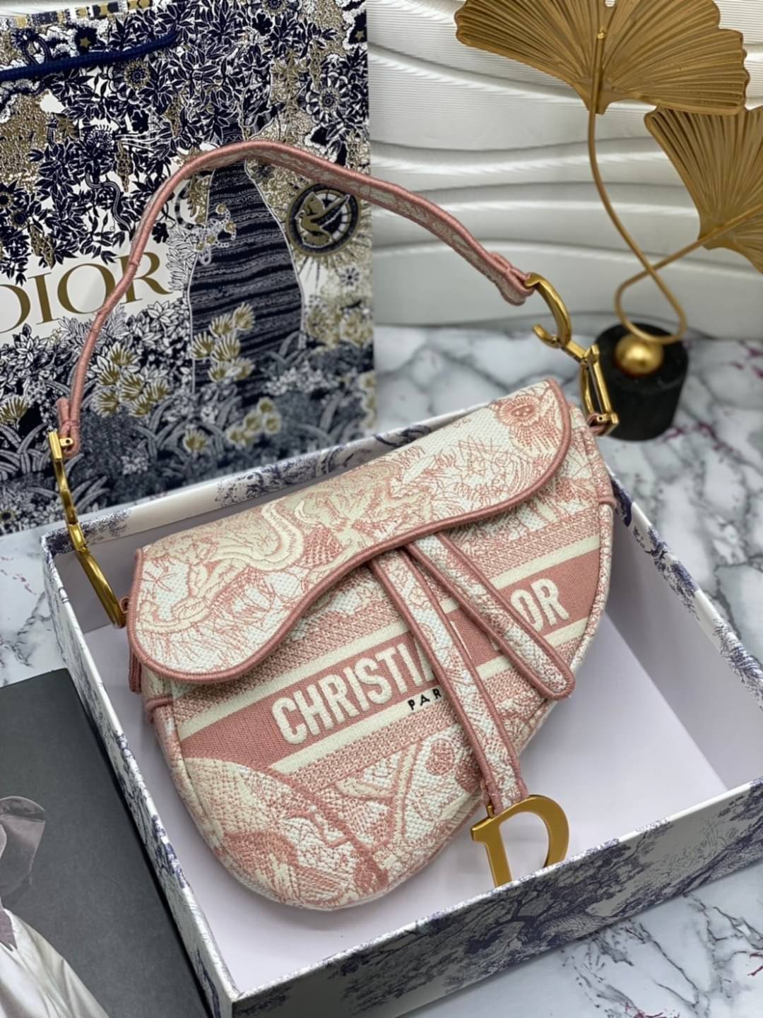 หนังแท้ DIOR SADDLE BAG Toile de Jouy Embroidery กระเป๋ารุ่นยอดนิยมตามแบบฉบับแบรนด์ พร้อมส่งที่ไทย เกรดออริจินอลหนังแท้ ภาพสินค้าถ่ายจากงานขายจริง ใช้งานต่างประเทศได้ค่ะ