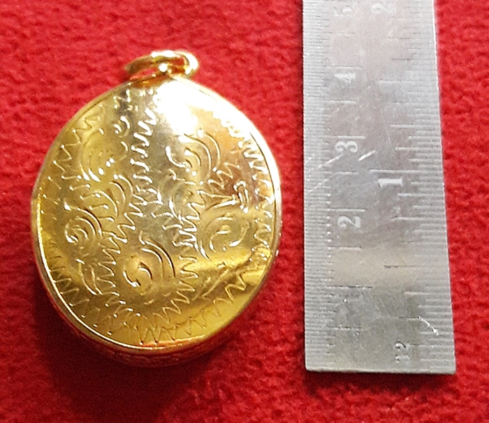 สินค้าหมดค่ะ ล็อกเก็ตพระสุพรรณกัลยาพื้นสีฟ้าพิมพ์ใหญ่เลี่ยมทองไมครอนพร้อมใบคาถาค่ะ