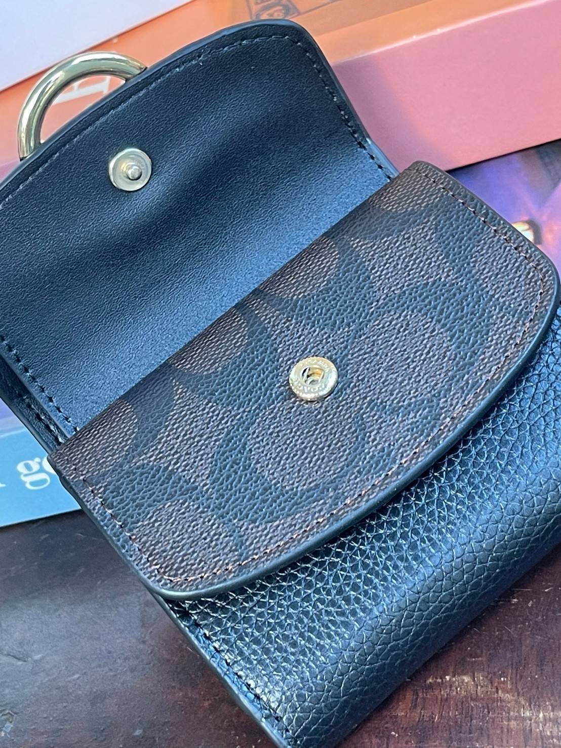 OUTLET 】COACH JADE SMALL DOUBLE FLAP WALLET IN COLORBLOCK (COACH F88002) หากใครต้องการกระเป๋าสตางค์ใบสั้นสำหรับวันที่ต้องการใช้กระเป๋าสะพายใบเล็ก หรือวันที่ไม่พกกระเป๋าสะพาย เราขอแนะนำใบนี้เลยค่ะ โดยใบนี้เป็นกระเป๋าสตางค์แบบพับสามทบ ปิดแบบกระดุม2ชั้น มีช่