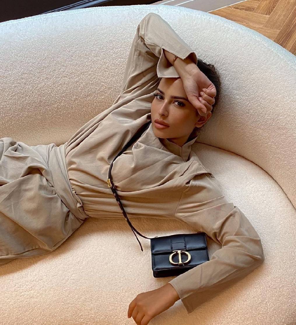 CHRISTIAN DIOR MINI BAG VIP GIFT WITH PURCHASE (GWP) พรีเมี่ยมกิ้ฟ Limited Edition จาก DIOR DUTYFREE COUNTER วัสดุหนังแท้ Calfskin ทรงสี่เหลี่ยมหนังเรียบสวยหรูอยู่ทรงเปิดปิดด้วยฝาปิดโลโก้แบรนด์อะไหล่ทองด้านหลังมีช่องใส่ของ ภายในโล่งมีโลโก้สามารถใส่มือถือข