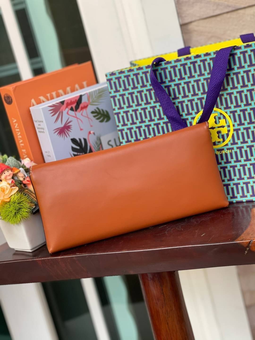 Tory burch Miller Metal clutch กระเป๋าคลัทช์ดีไซน์เรียบหรูออกแบบมาได้อย่างลงตัว ด้วยรูปทรงที่สวยงามและทันสมัย จากแบรนด์ Tory Burch ขนาดกำลังดี สามารถใส่กระเป๋าสตางค์หรือเครื่องสำอางค์ได้ตามขนาดกระเป๋า ในเรื่องของดีไซน์และอะไหล่สีทองดูแมทช์กันดีกับกระเป๋า 