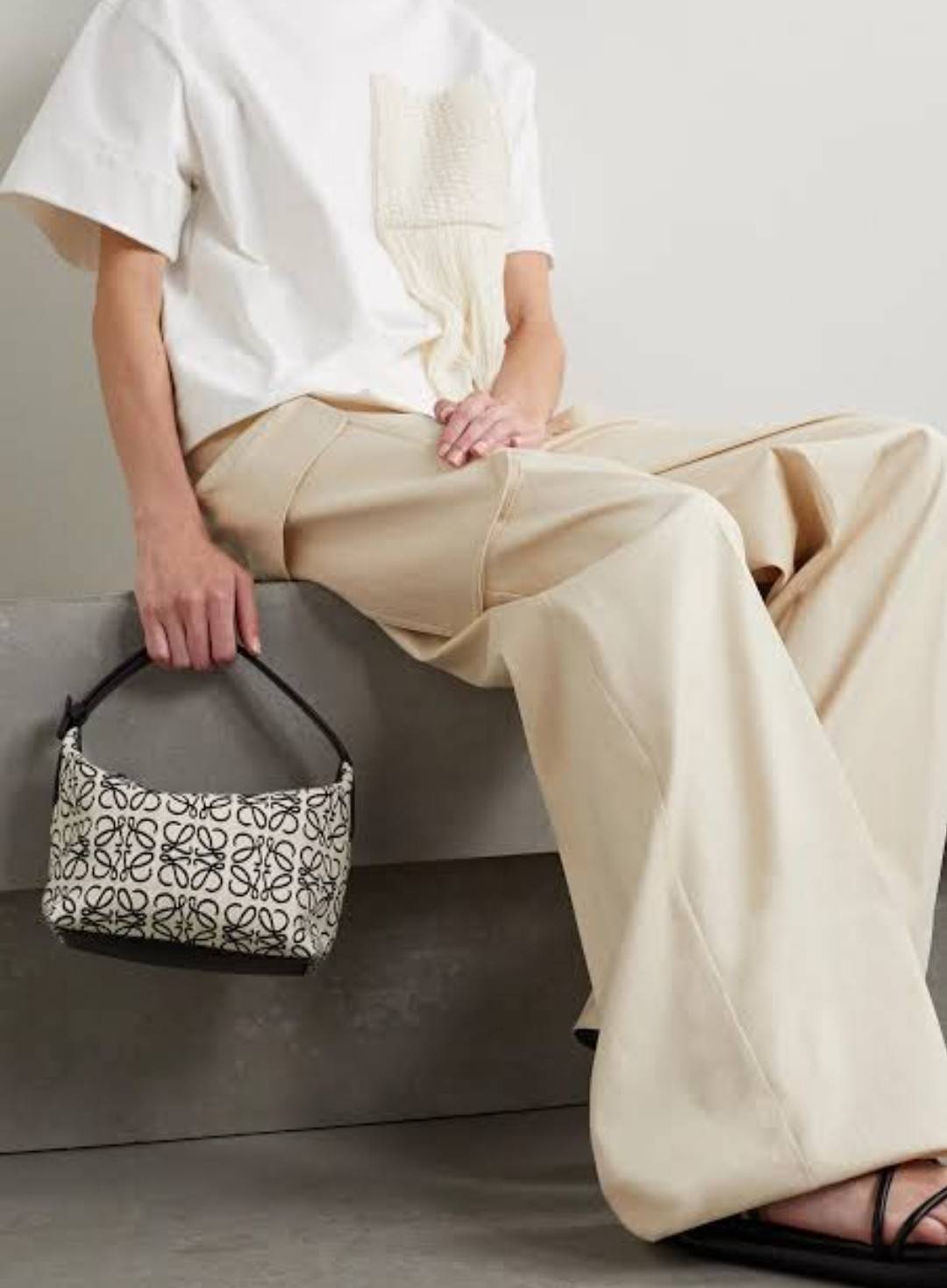 LOEWE SMALL CUBI BAG คอลเลคชั่นยอดฮิต กับสีใหม่ล่าสุด กระเป๋าทรงพอช ใบกำลังสวย ดีไซน์ดีเทลน่ารัก ด้วยลวดลายปักบนผืนผ้าคอตตอน มาพร้อมสายสะพายในตัว ที่ปรับความยาวได้อีกเล็กน้อย คล้องไหล่ คล้องแขนได้แบบสบายๆ เปิด-ปิดด้วยซิป ภายในเป็นช่องโล่ง มีช่องแบ่งอีกช่อ