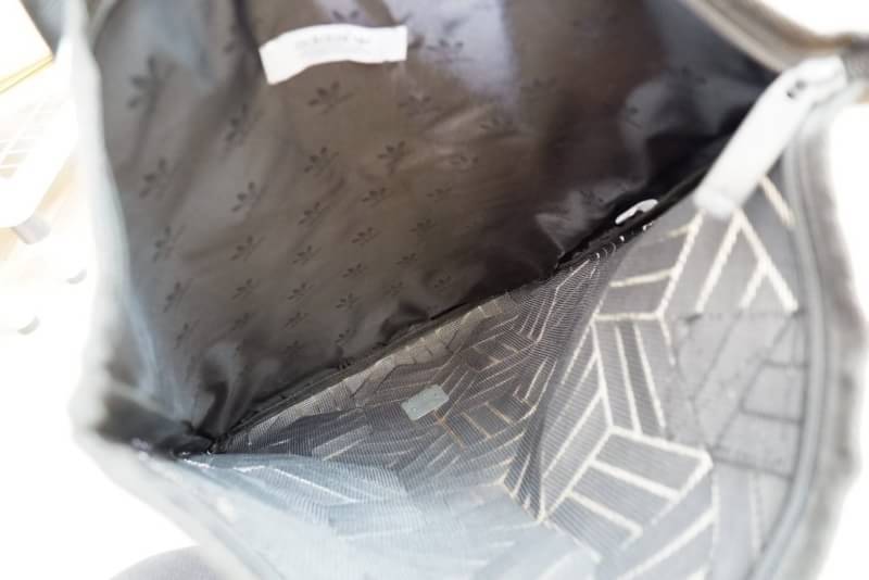 Adidas Original Shopper 3D Tote Bag Trefoil Handbag . Classic Sports กระเป๋าถือหรือสะพาย ลาย graphic ทรง sport วัสดุ polyurethaneเนื้อ matte หนังนิ่ม น้ำหนักเบา เปิดปิดด้วยซิป ภายในกว้างโล่ง ใส่ A4, iPad และของใช้ได้เยอะ Unisex ใช้ได้ทั้ง ช ญ ค่ะ