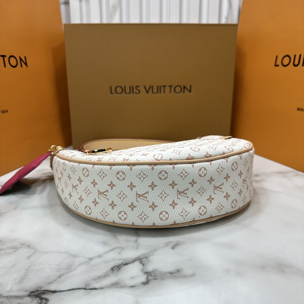 ORI หนังแท้ | LV Loop PM Bag กระเป๋าสะพาย ดีไซน์ทรงพระจันทร์ครึ่งเสี้ยวได้แรงบันดาลใจจากกระเป๋ารุ่น Croissant อันเป็นตำนานของเมซง รูปทรงกระเป๋ากะทัดรัดรับกับรูปร่างมาพร้อมสายโซ่