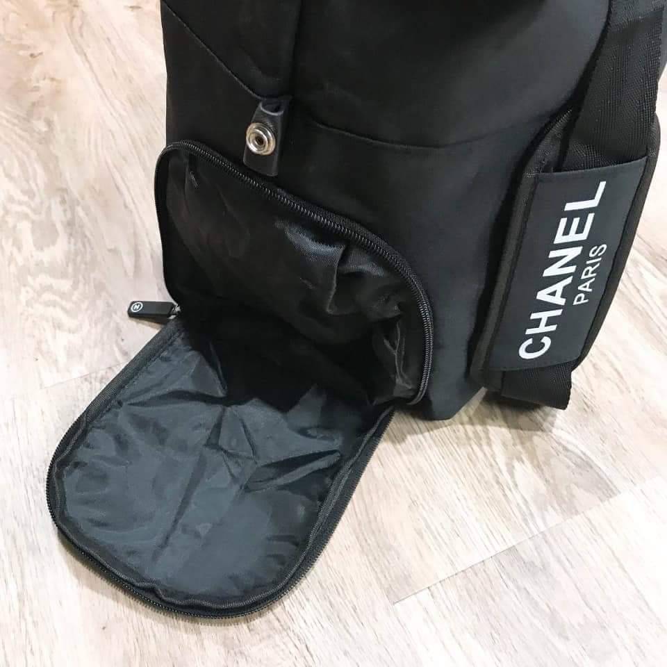 CHANEL VIP GIFT Large Travel Bag กระเป๋าเดินทาง Gift With Purchase รุ่น Limited Edition ของเเท้จาก Chanel Perfumes Counter วัสดุ NYLON เนื้อหนา สีดำสกรีนโลโก้ด้านหน้า เปิดปิดด้วยซิป หัวซิปแบรนด์ ใบใหญ่ จุใจ พิเศษ! มีช่องใส่รองเท้าด้านข้างแยกเป็นสัดส่วน ปร