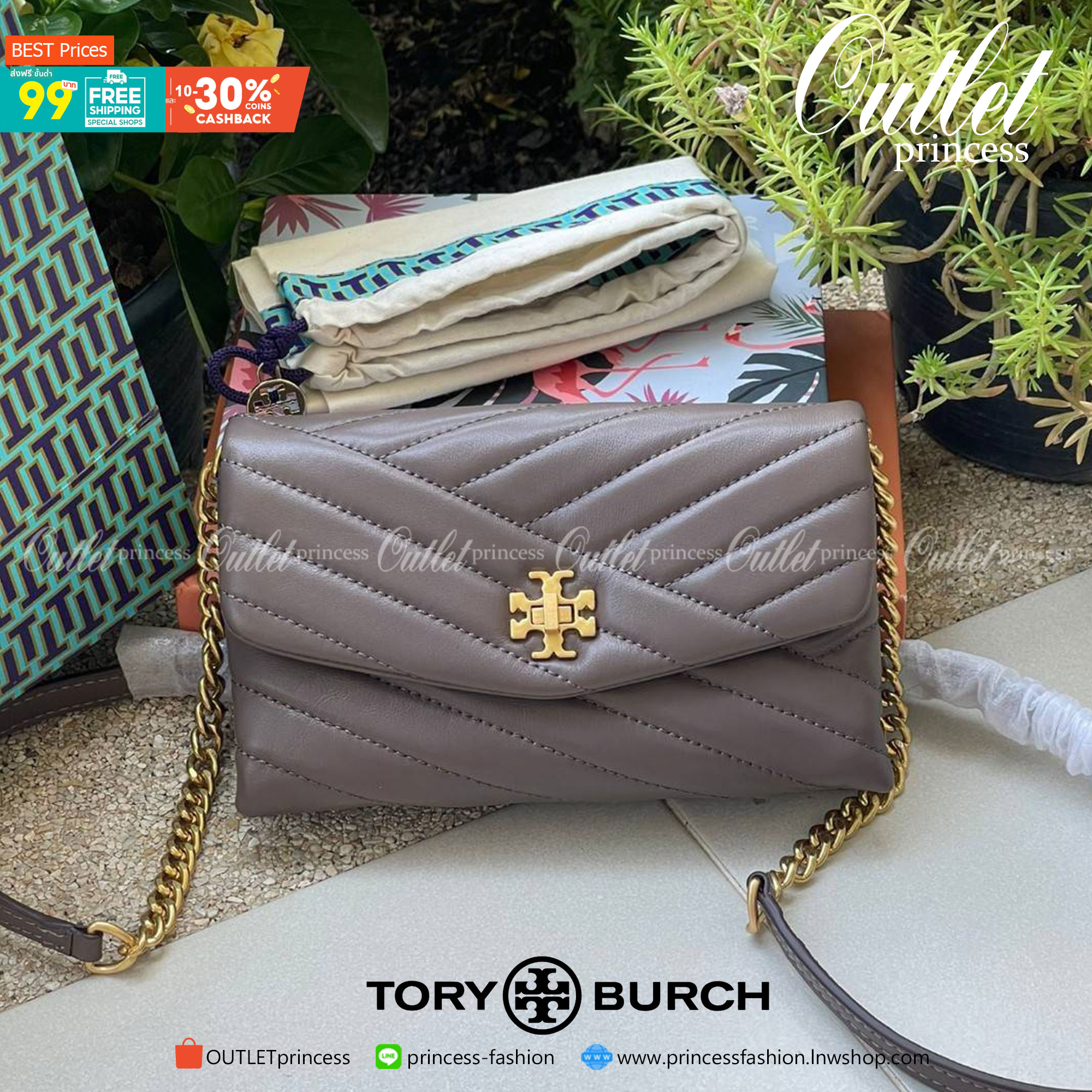 ของแท้ 💯% 】Tory Burch Kira Chevron Chain Wallet Bag เน้นความเรียบหรูดูแพง ต้องยกให้รุ่นนี้ ซึ่งมีขนาดกะทัดรัด ให้ลุคสาวมั่น Active ดูทะมัดทะแมง เหมาะสะพายในวันลำลอง และด้วยความที่เป็นแบรนด์ของทอรี่
